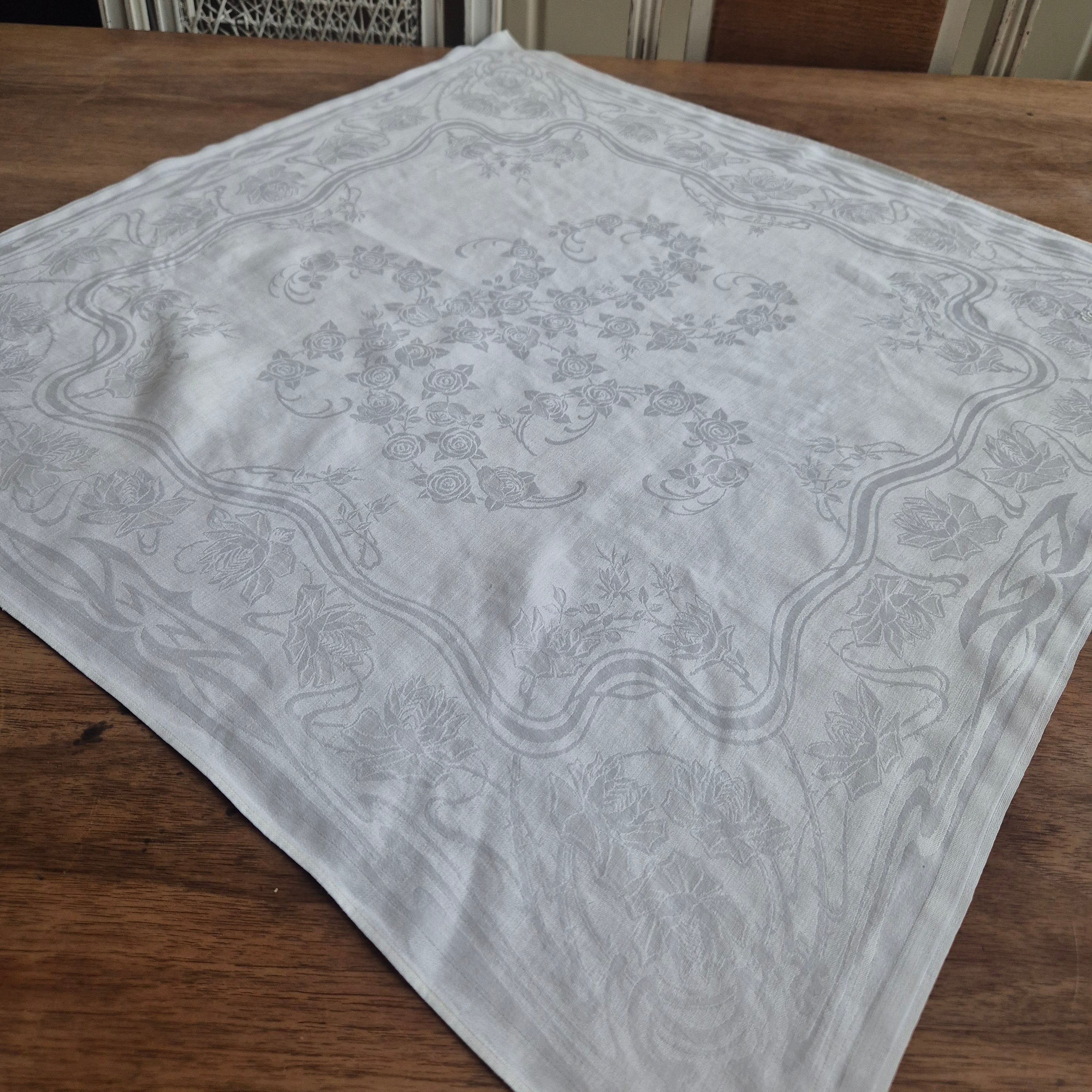 Antike Jugendstil Serviette/Mitteldecke weiß 64x64cm Damast Blumen Stockflecken Monogramm G.C.