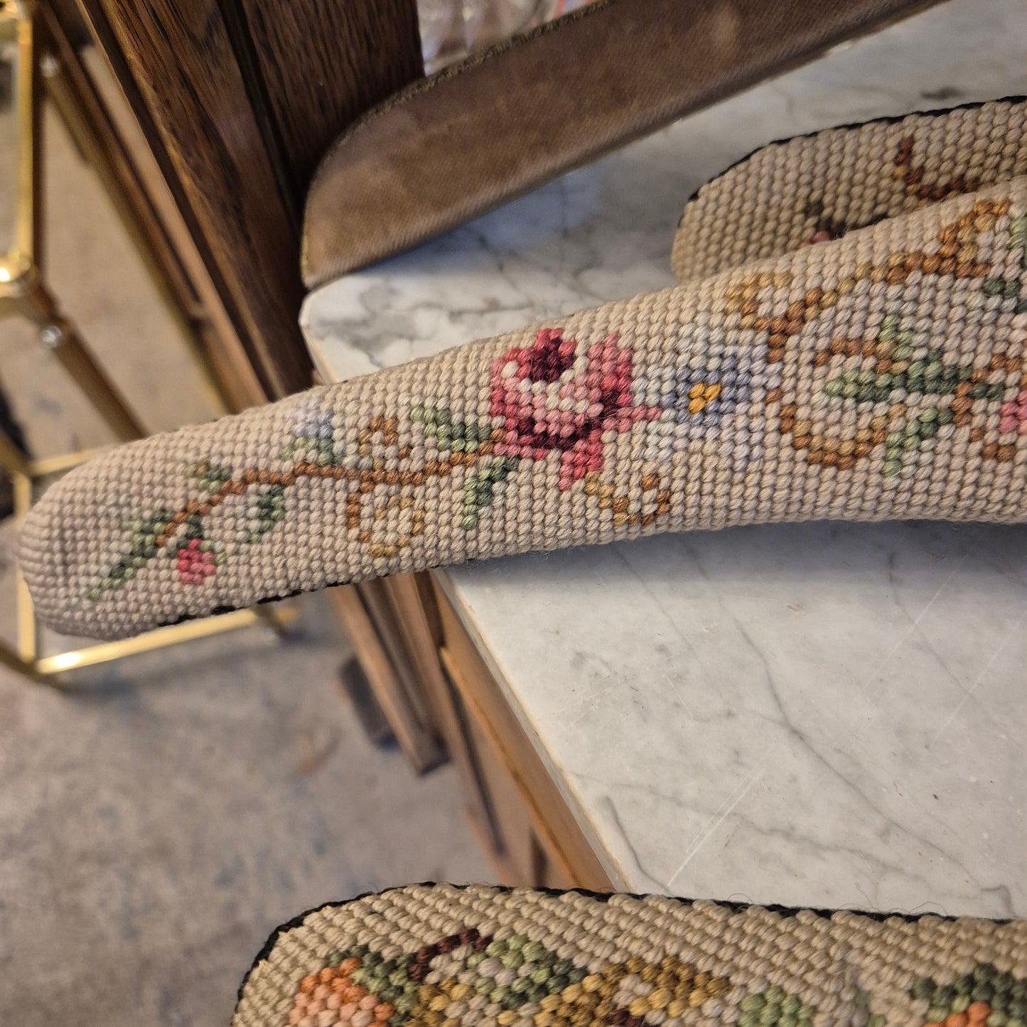 4x Alte Vintage Kleiderbügel Gobelin Stil Samt bestickt mit Rosen auch als Deko!