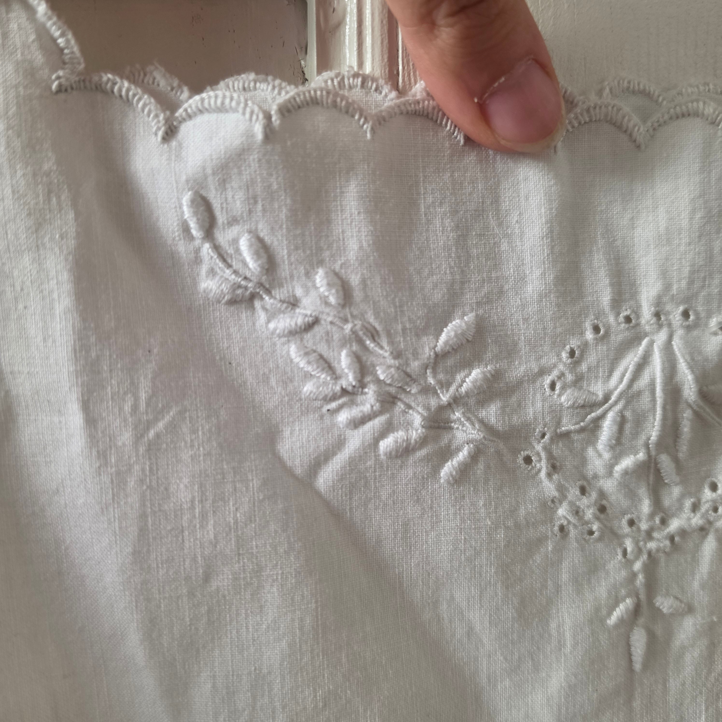 Jugendstil Baumwoll-Nachthemd um 1920 mit handgesticktem Monogramm „MS“