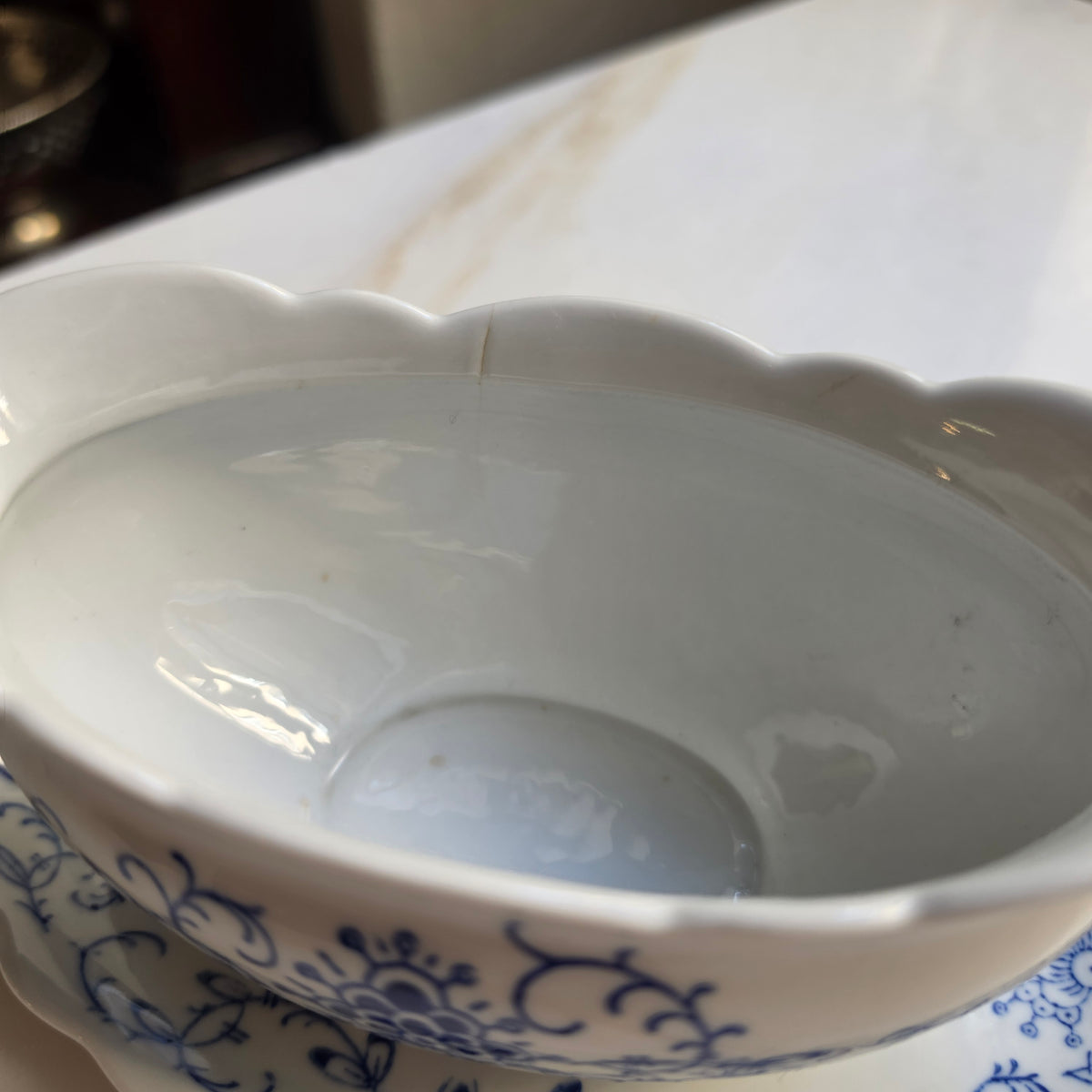 Antike Sauciere blau weiß mit festem Unterteller Porzellan Kalk in Eisenberg/Thüringen