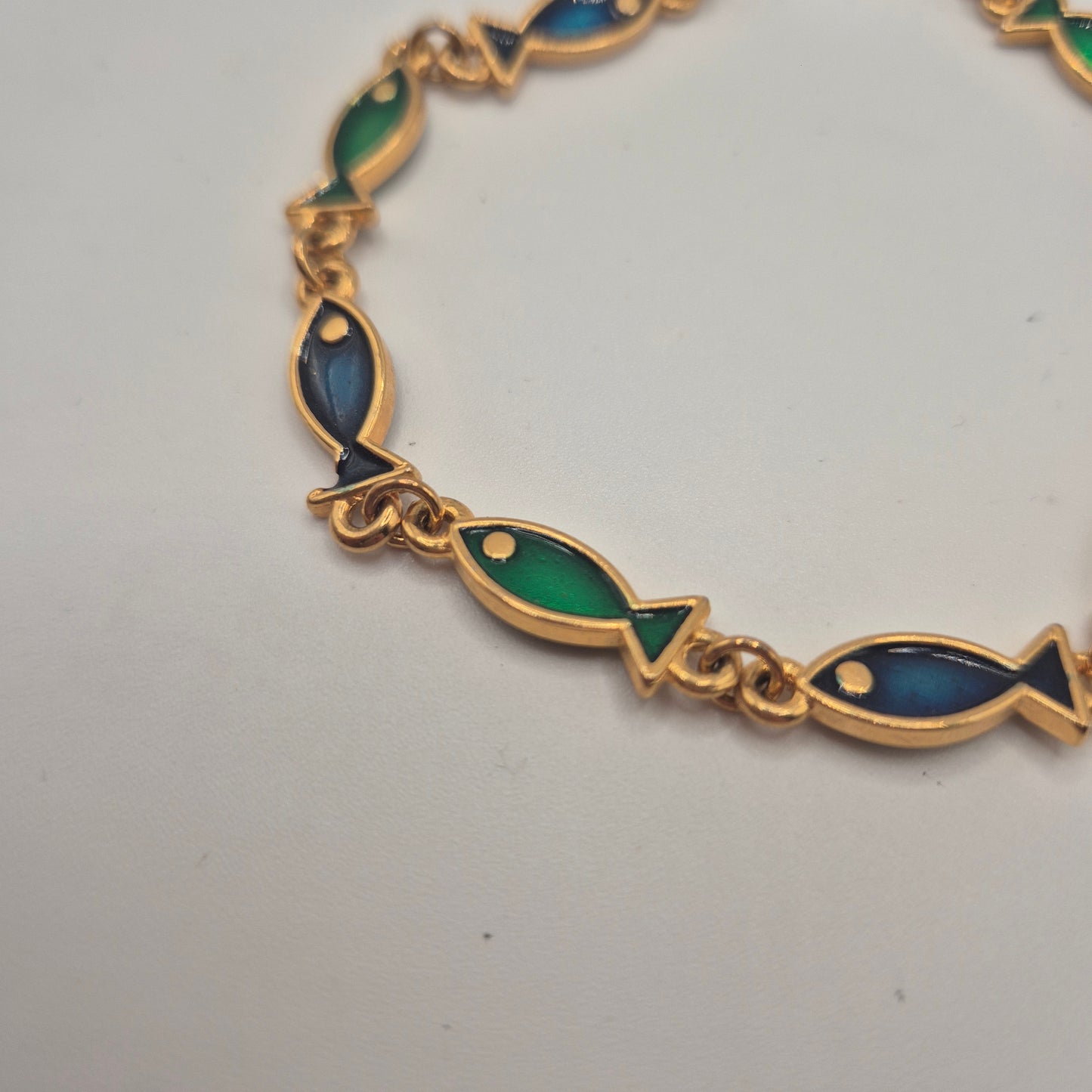 Goldenes Vintage Armband mit grünen blauen Emaille-Fischen 70er Jahre