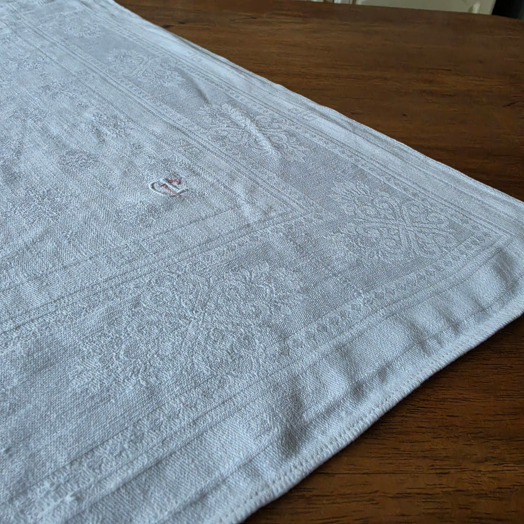 Antike Jugendstil-Damast-Serviette - Mitteldecke mit kunstvollem Monogramm D.L. 60x62cm