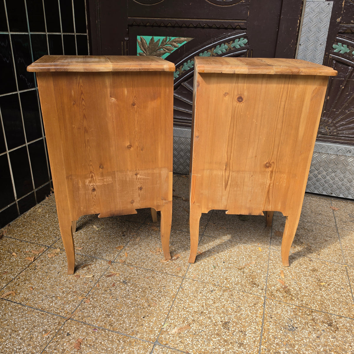 2x Biedermeier Nachtschränkchen – Massivholz mit Messingknopf