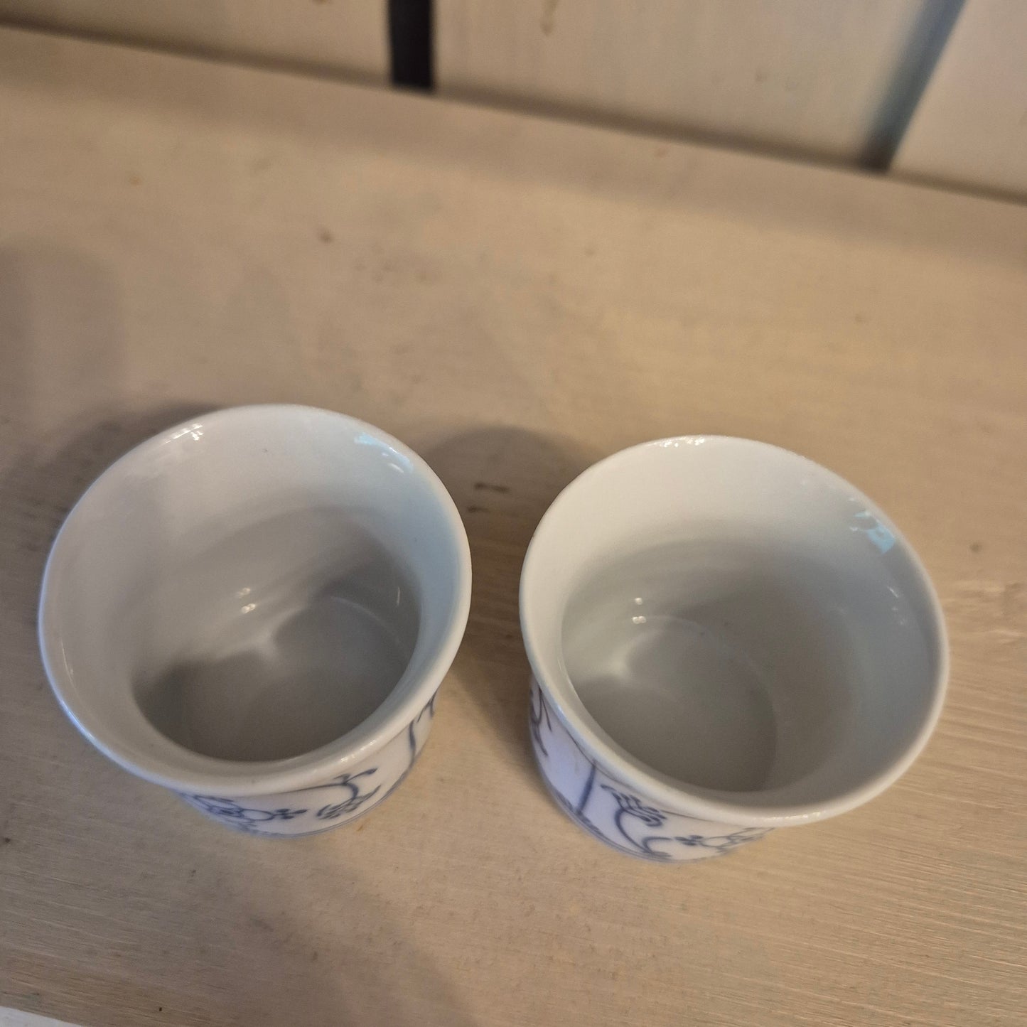 Alte kleine Strohblumen Schnapsgläser Becher weiß blau