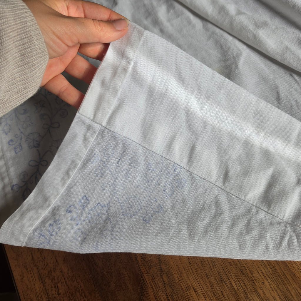 Original DDR Vintage Gardine - Weißer Vorhang mit blauem Grafik-Druck links Ostalgie 117x172cm