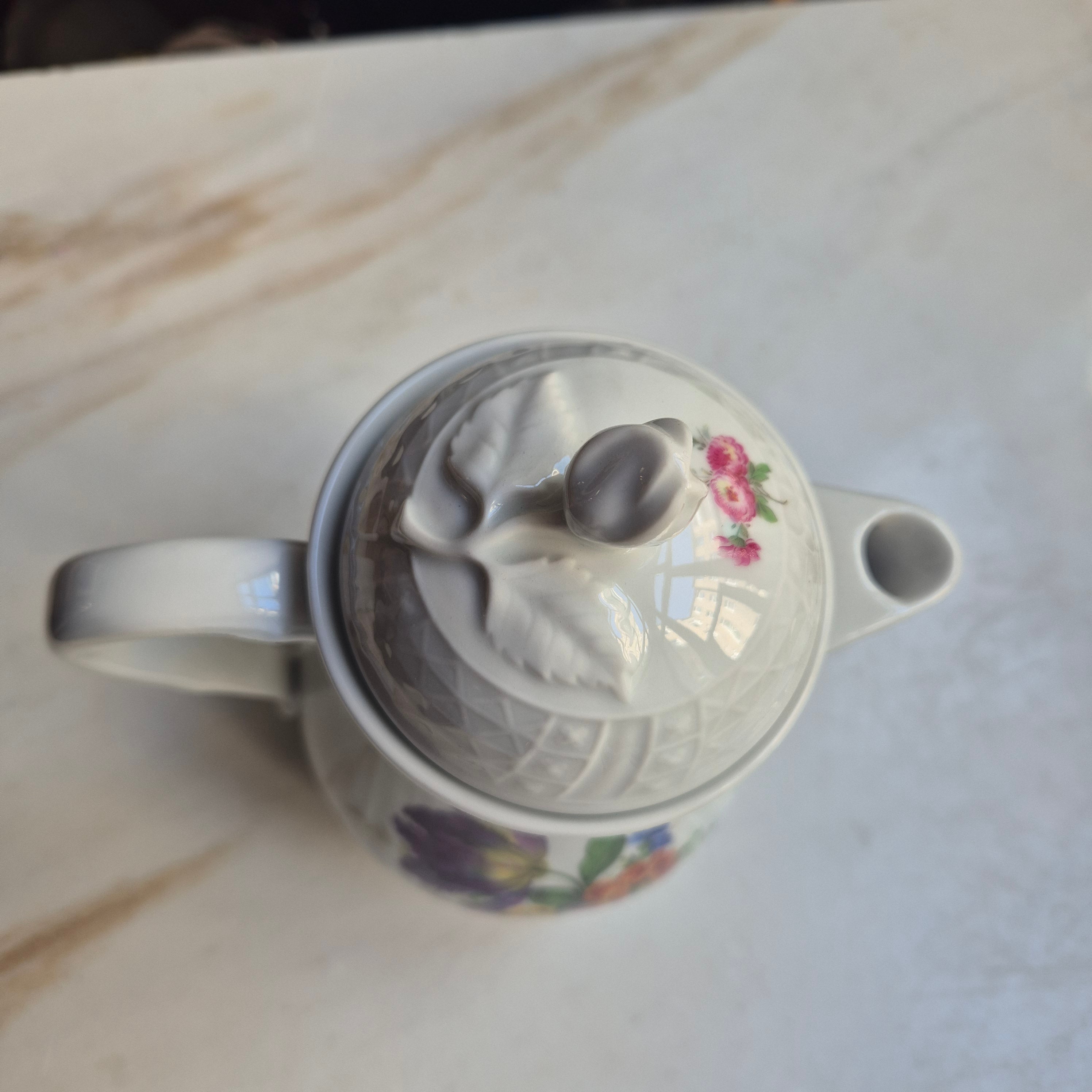 Antike Hutschenreuther Dresden Porzellan Kanne Kaffeekanne Teekanne Blumenmotiv Reliefrand