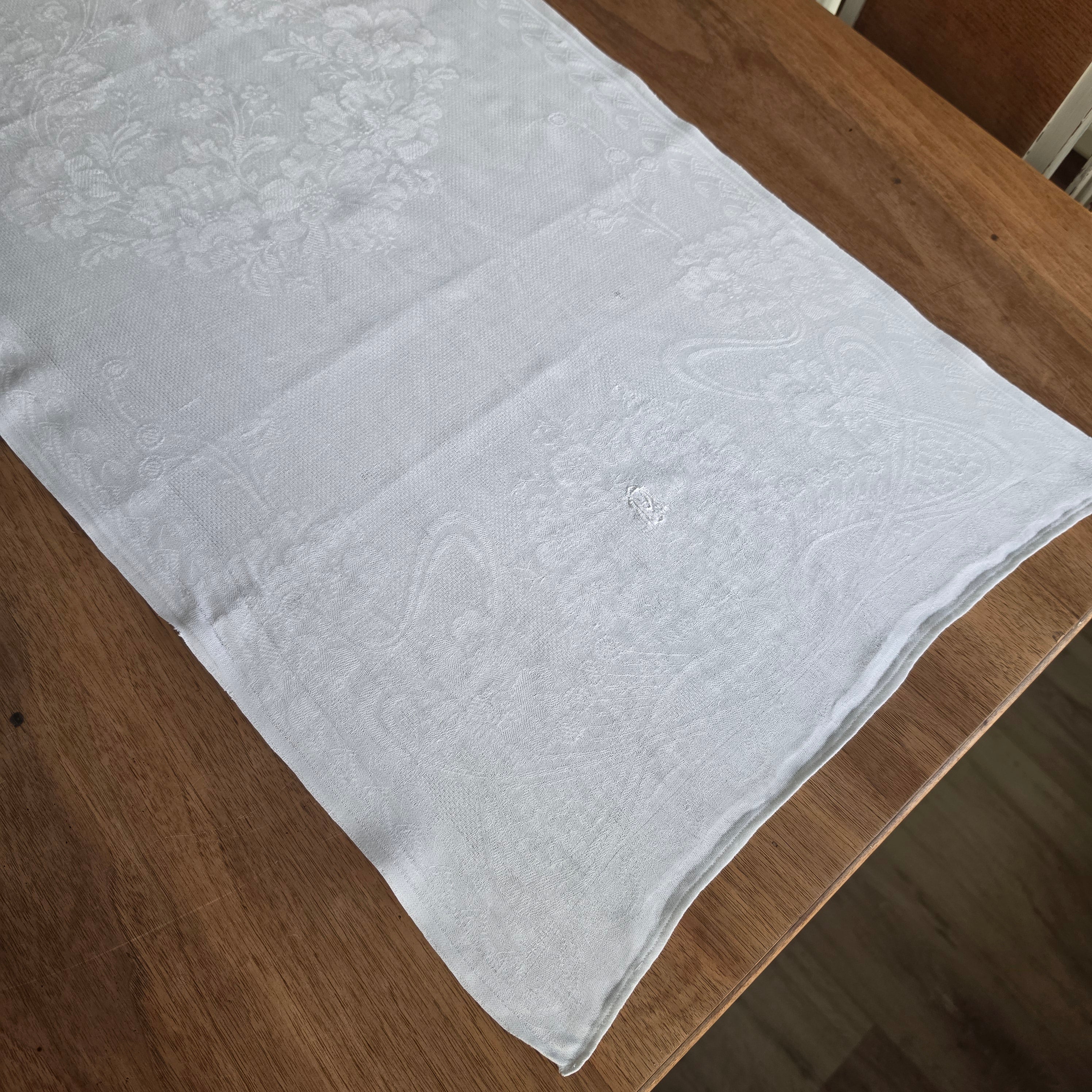 Elegantes Jacquard-Geschirrtuch mit floralem Muster & Monogramm – Vintage-Charme für deine Küche - 47x102cm