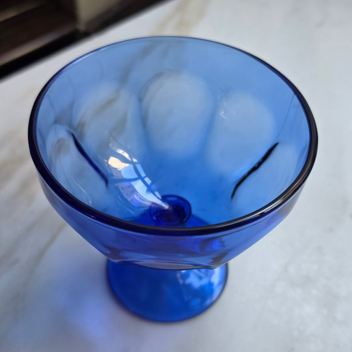 Eleganter kobaltblauer Vintage-Glasbecher auf Fuß