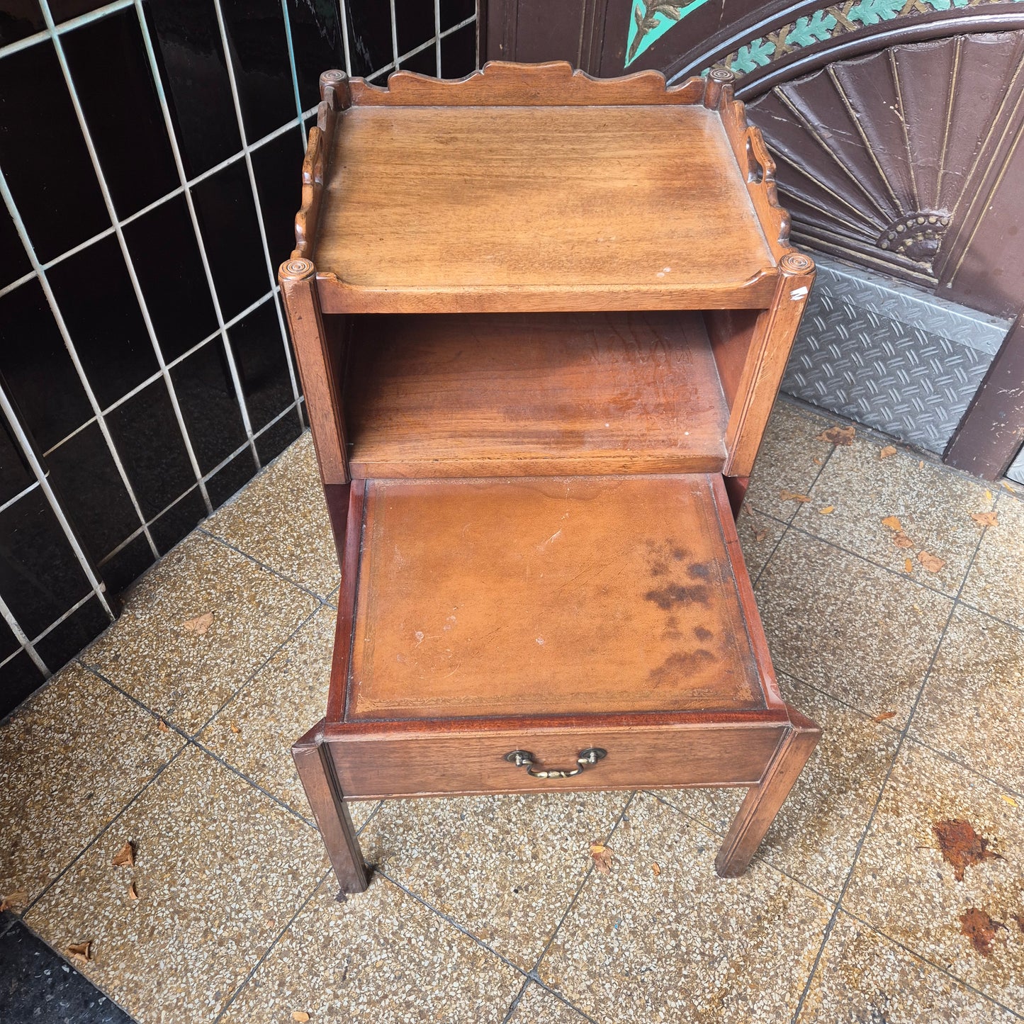 Antiker englischer Beistellschrank aus Holz mit einer Galerieplatte von 1890