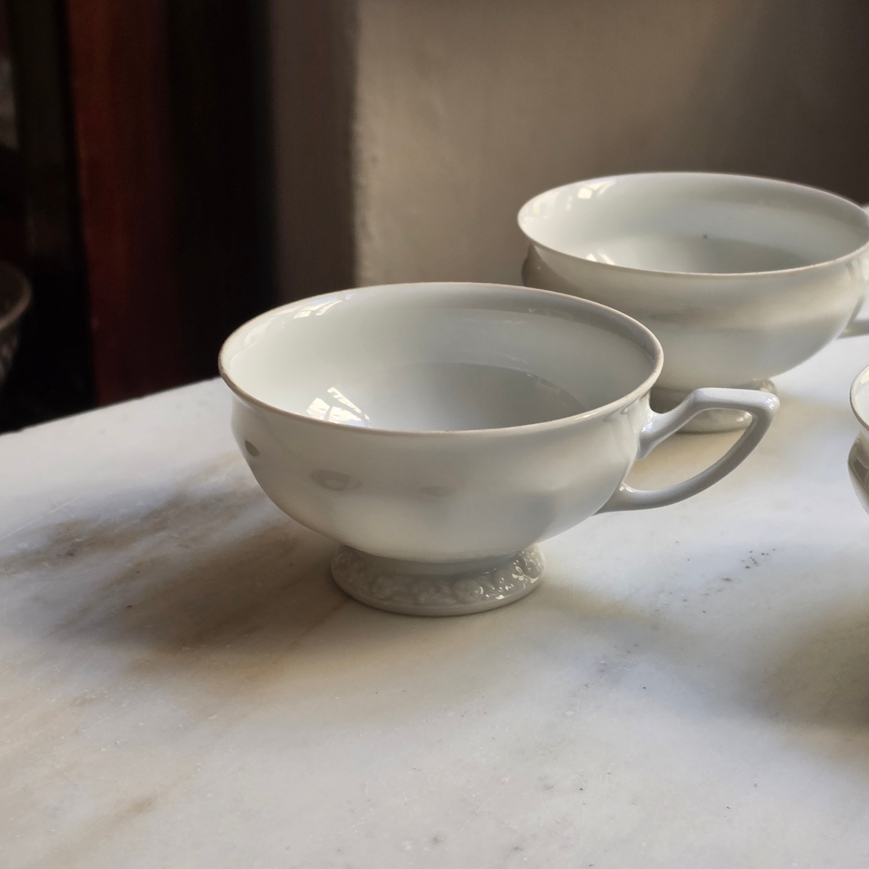 Vintage Rosenthal Porzellan Tassen Set (5-teilig) – Weißes Geschirr mit Relief-Standfuß & elegantem Henkel