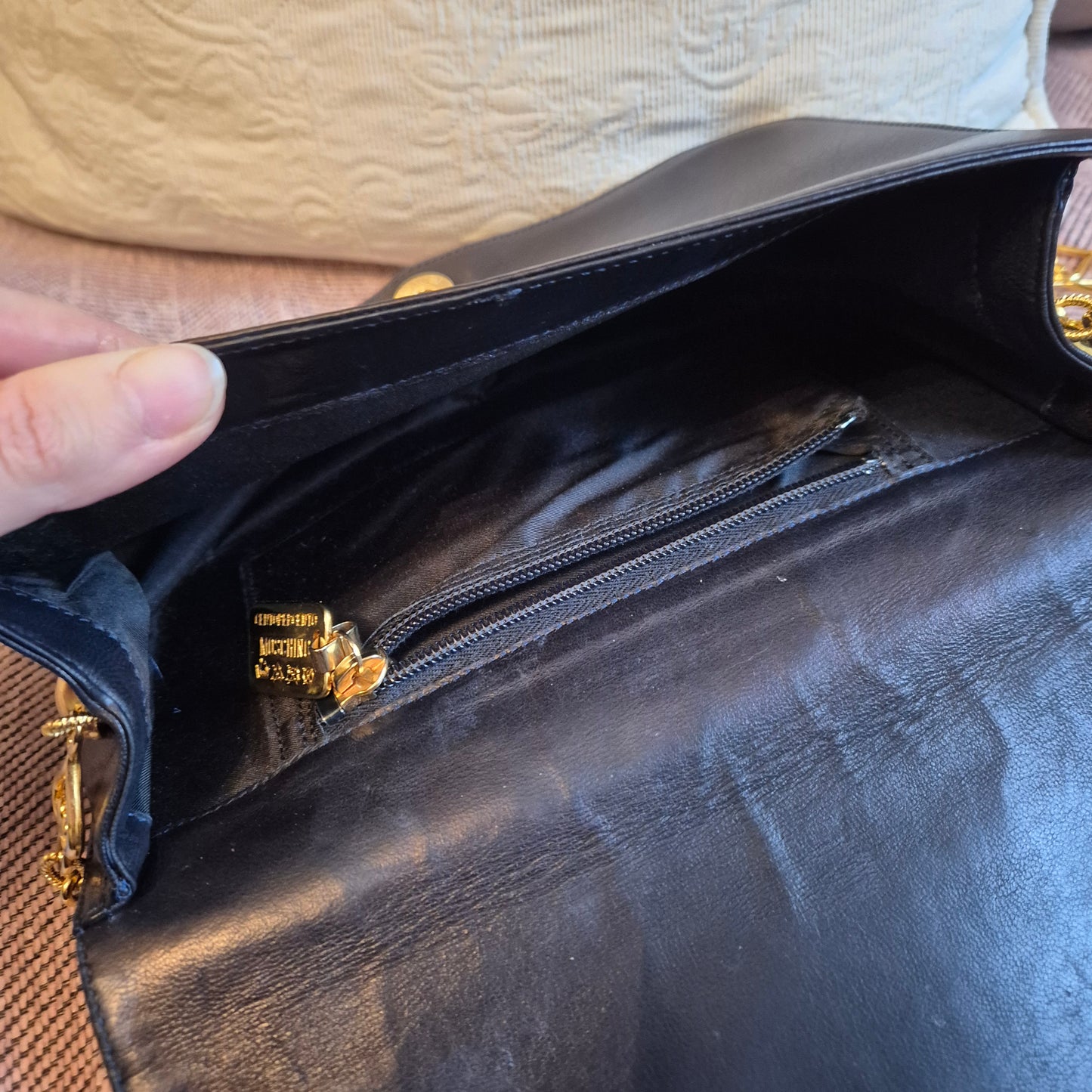 Vintage Moschino schwarze Schultertasche mit Herz 90er Jahre