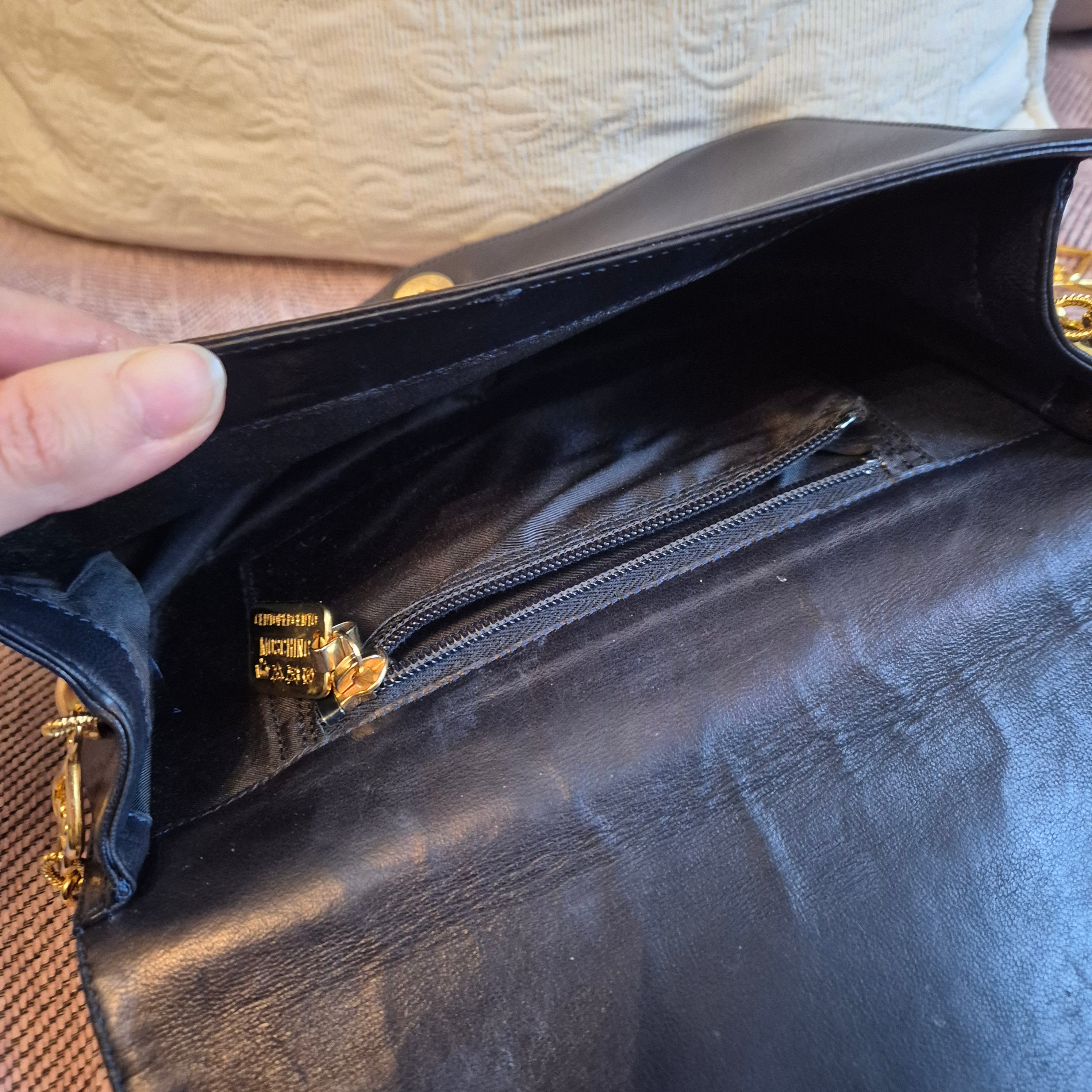 Vintage Moschino schwarze Schultertasche mit Herz 90er Jahre