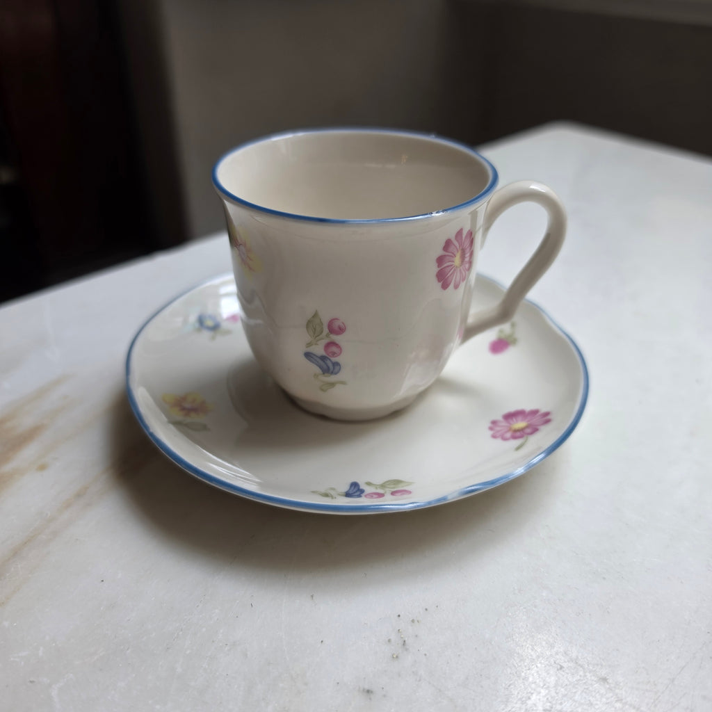 Vintage Keramik Tassen-Set mit floralem Muster & geschwungenem Rand