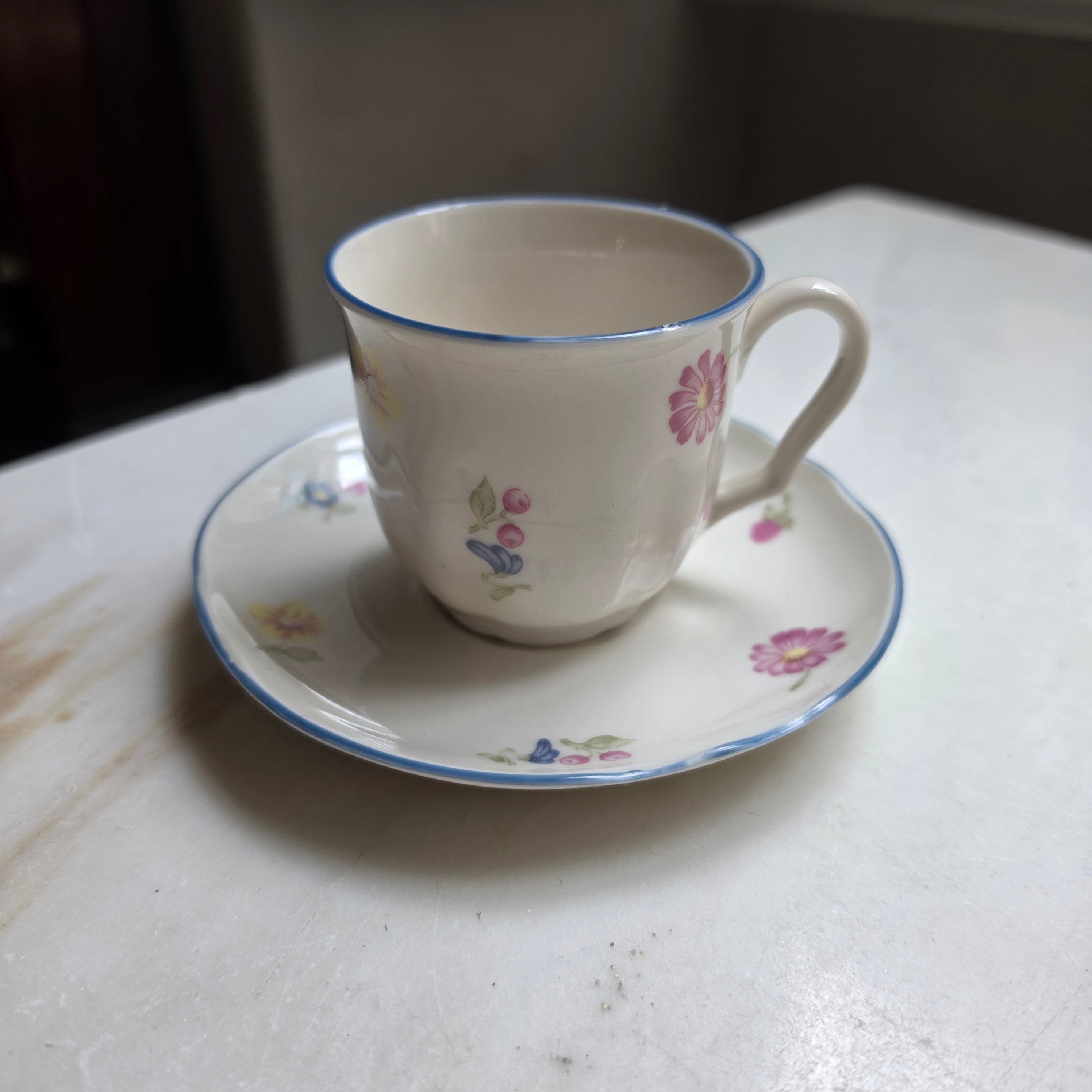 Vintage Keramik Tassen-Set mit floralem Muster & geschwungenem Rand