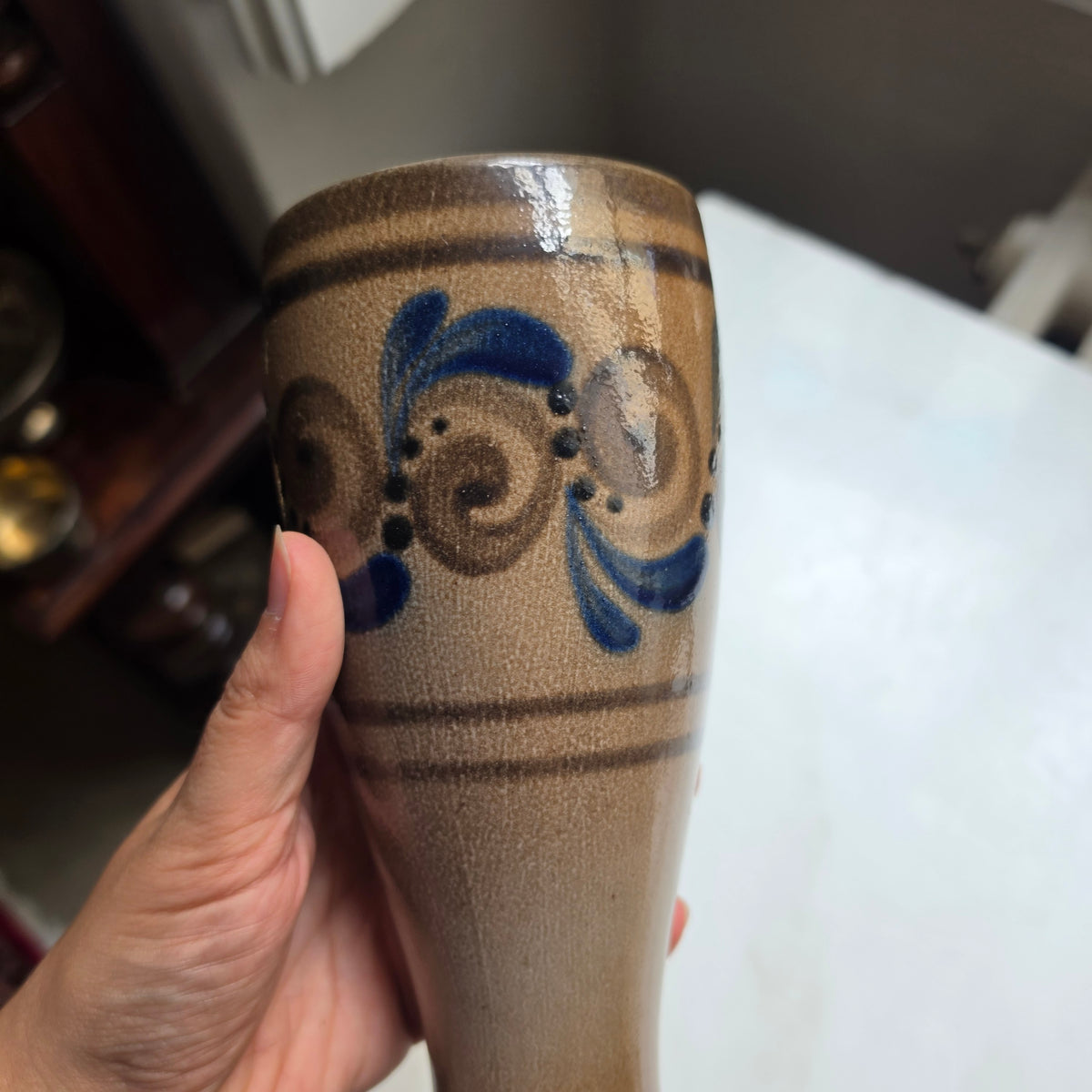 Handgemachte Vintage-Keramikvase mit blauer Ritzdekor-Malerei - Bier