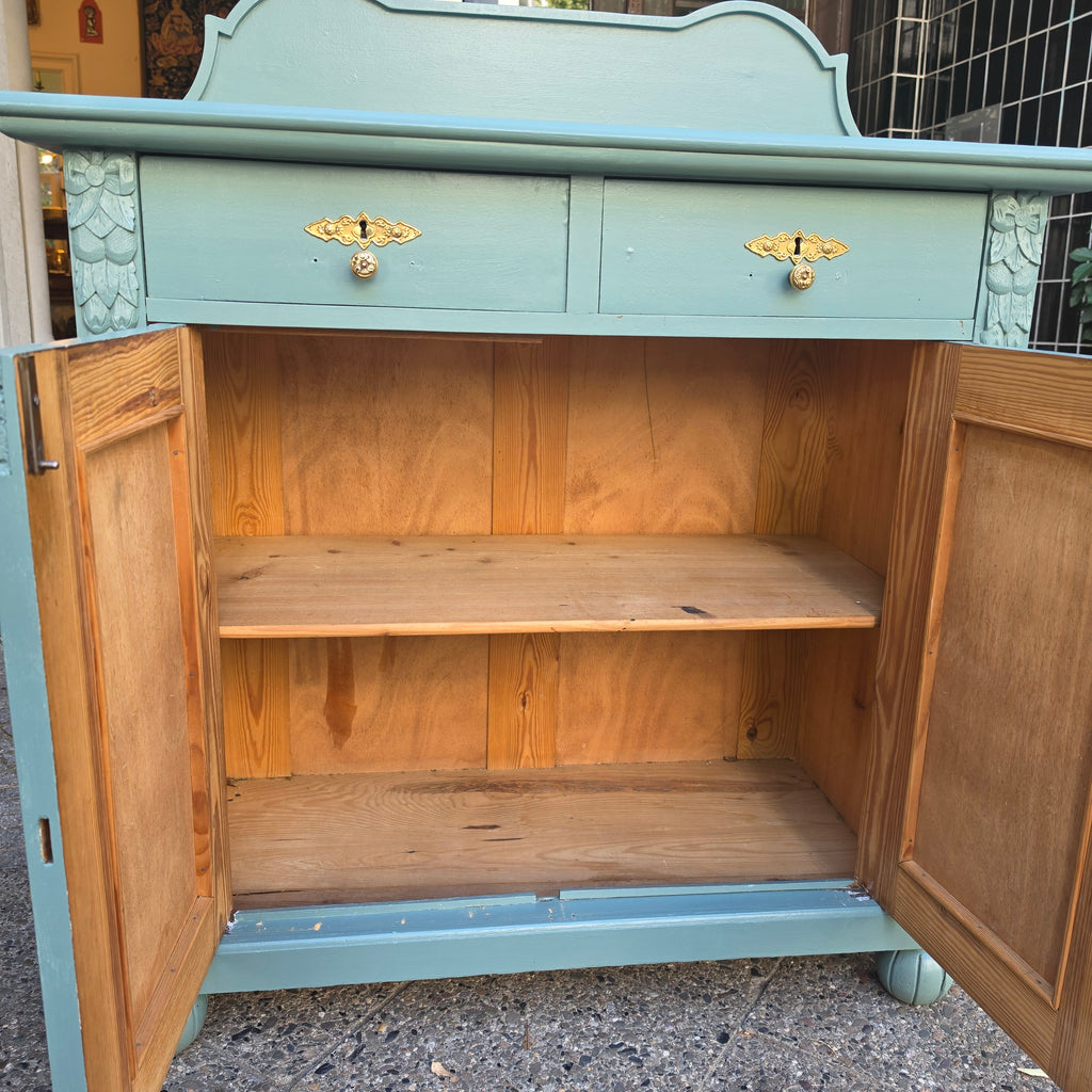 Antike Kommode mit Aufsatz im Shabby-Chic-Look – Salbeigrün mit Messingbeschlägen