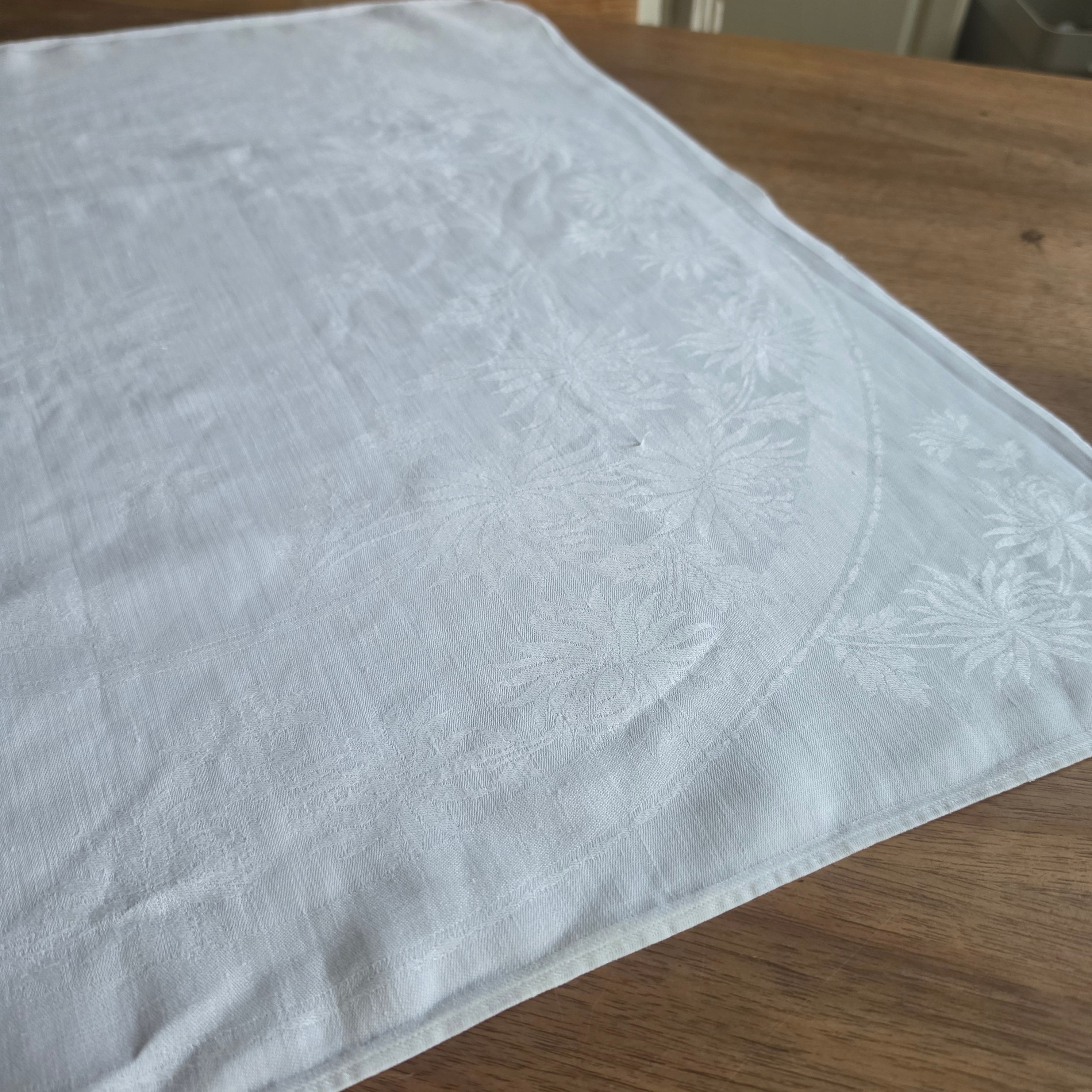 Antike Damast-Serviette mit floralem Chrysanthemen-Muster – Um 1900 - 62x62cm