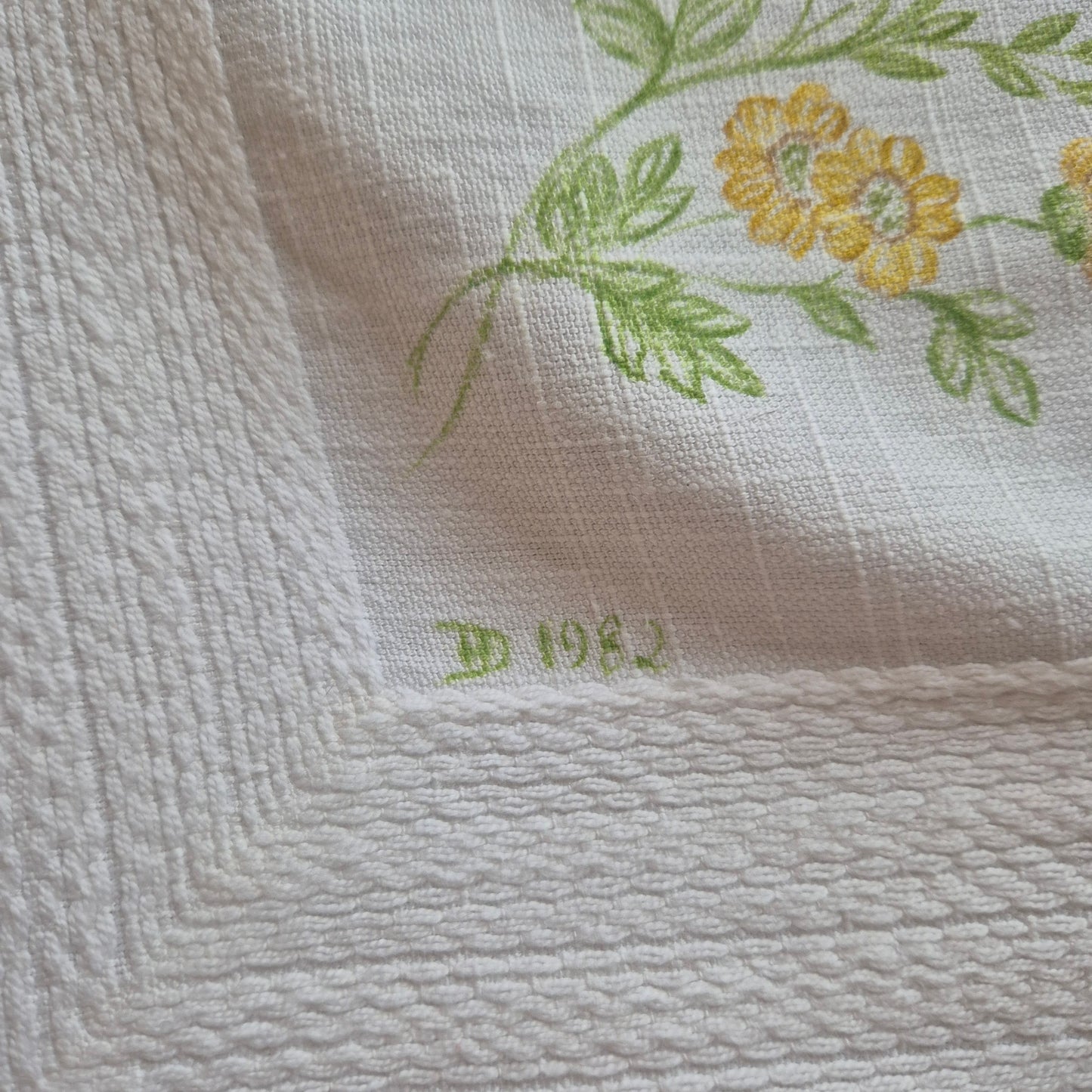 Vintage Baumwolle Tischdecke von 1982 weiß mit Blumendruck  126x126cm