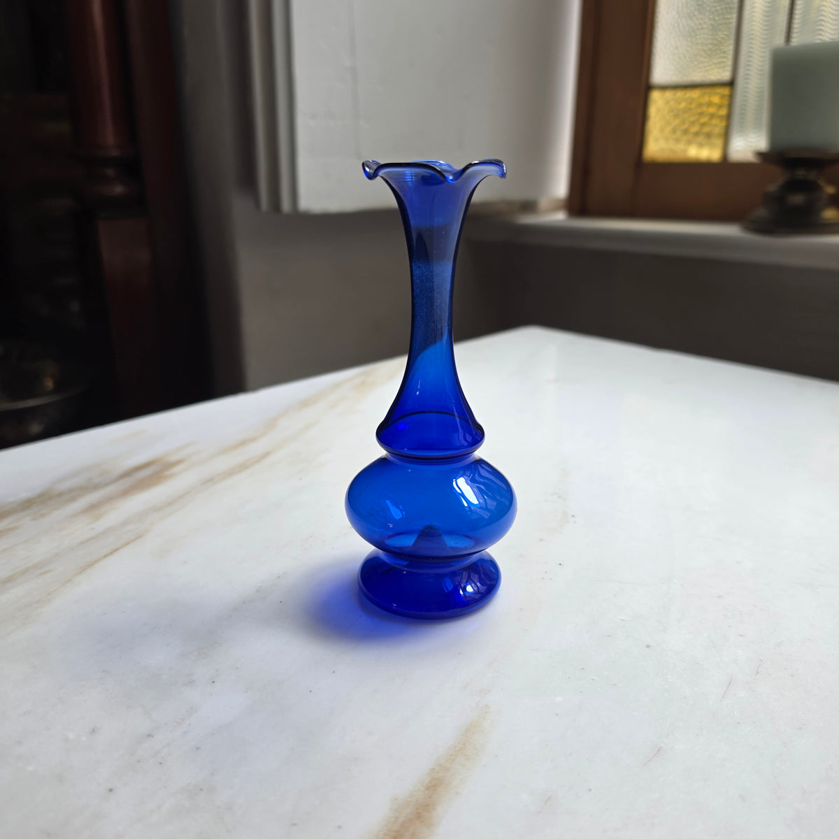 Eleganter Vintage Solitär-Vase aus kobaltblauem Glas – Mundgeblasen mit gewelltem Rand