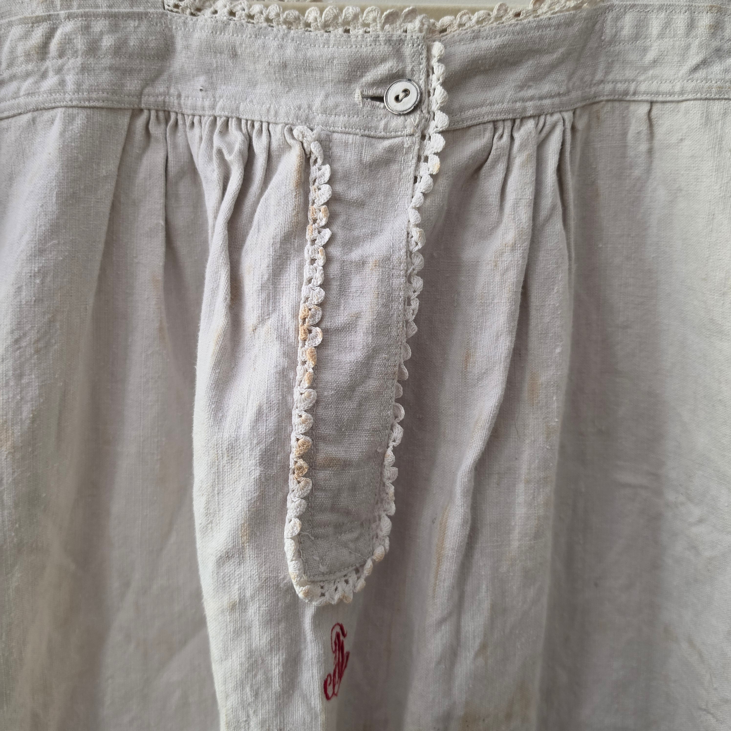 Authentisches Jugendstil-Nachthemd mit Geschichte und unverkennbarer Patina - um 1920 - Monogramm A.N.