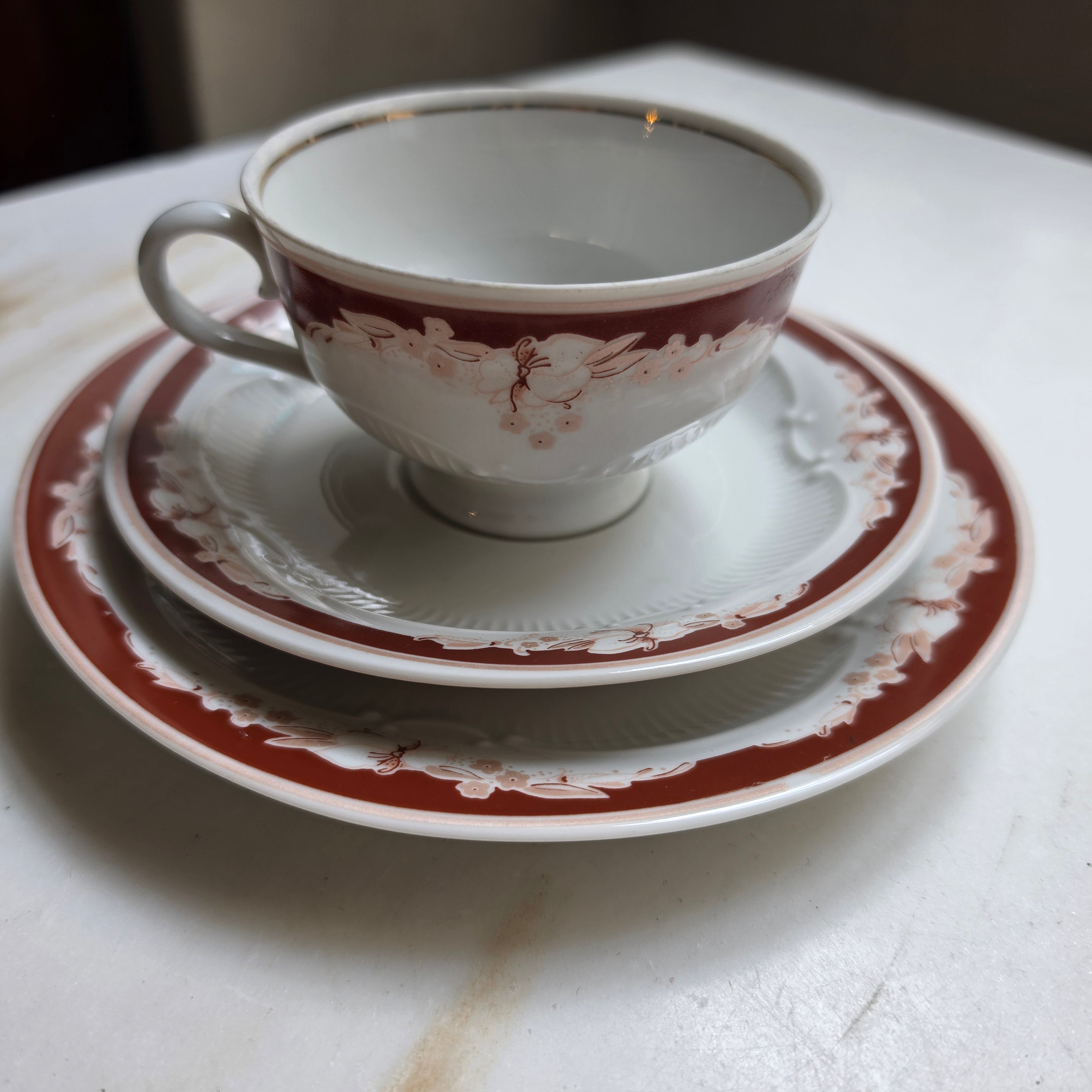 Vintage Porzellan Sammeltasse 3-teilig – Lettin | Antikes Gedeck mit Weinrotem Blüten-Relief & Goldrand
