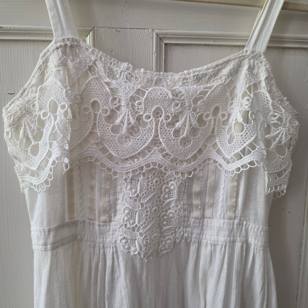 Romantisches Vintage Trägerkleid – Weißes Halbleinen & Spitze (Handgemachtes Unikat)