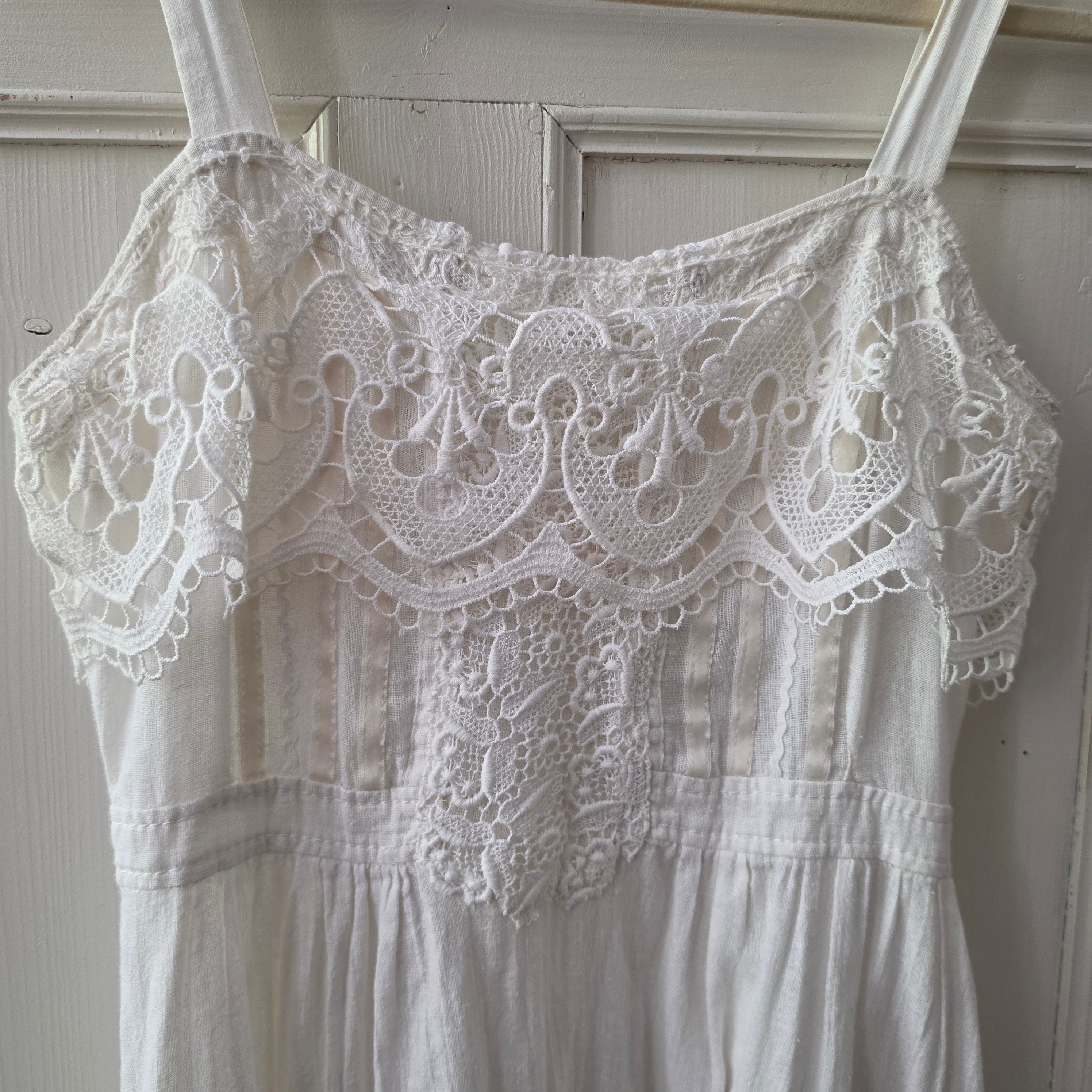 Romantisches Vintage Trägerkleid – Weißes Halbleinen & Spitze (Handgemachtes Unikat)