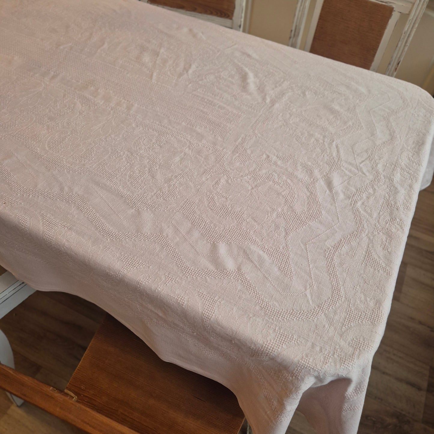 Wunderschöne Vintage Leinen Tischdecke mit Damast Blumendekor leider mit Fleck! 130x215cm Altrosa