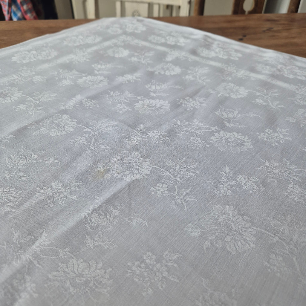 Antike Jugendstil Serviette/Mitteldecke weiß 64x66cm Damast Blumen Stockflecken Monogram S.A.