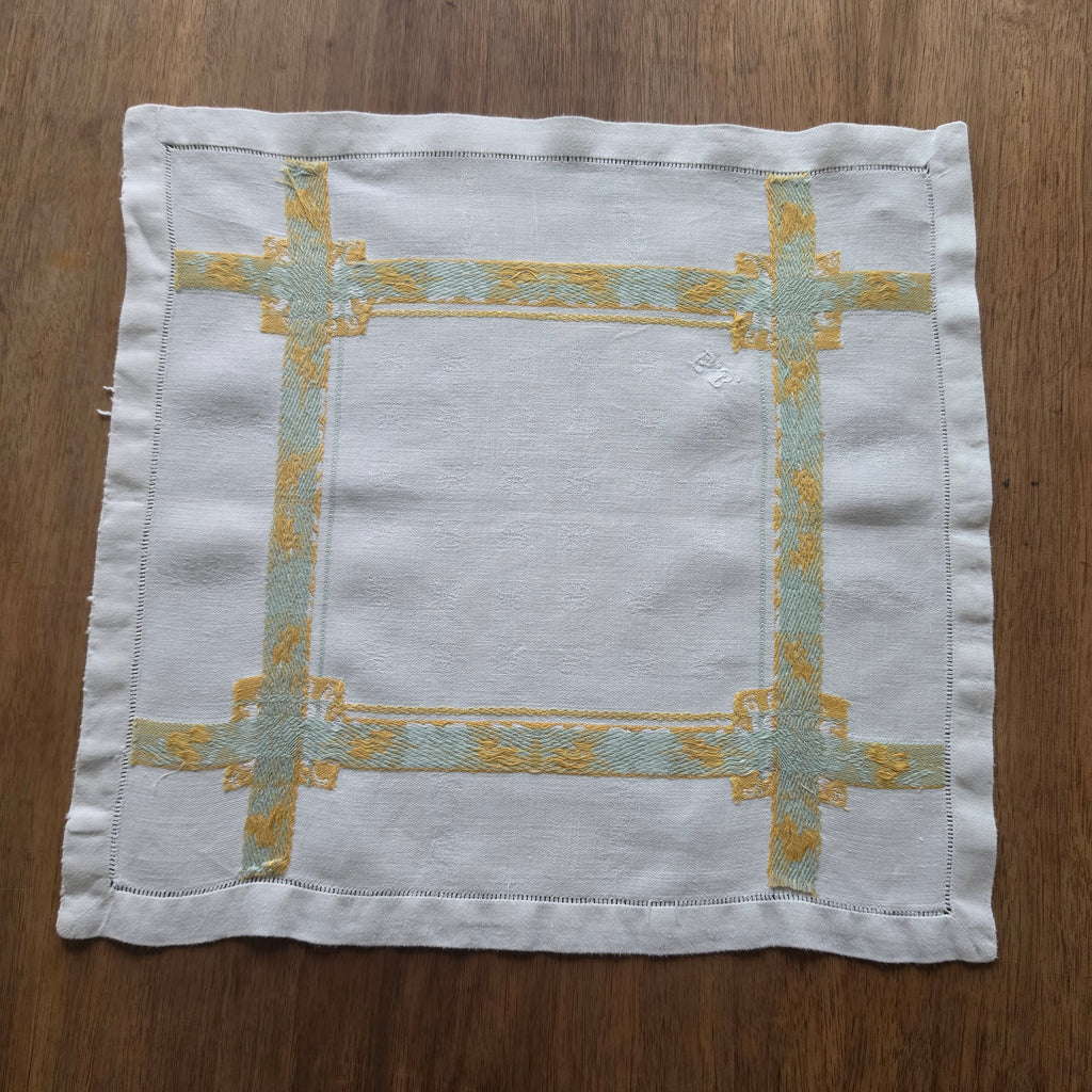 Elegante Vintage-Stoffserviette Zierdeckchen mit floraler Stickerei - Monogramm E.B.