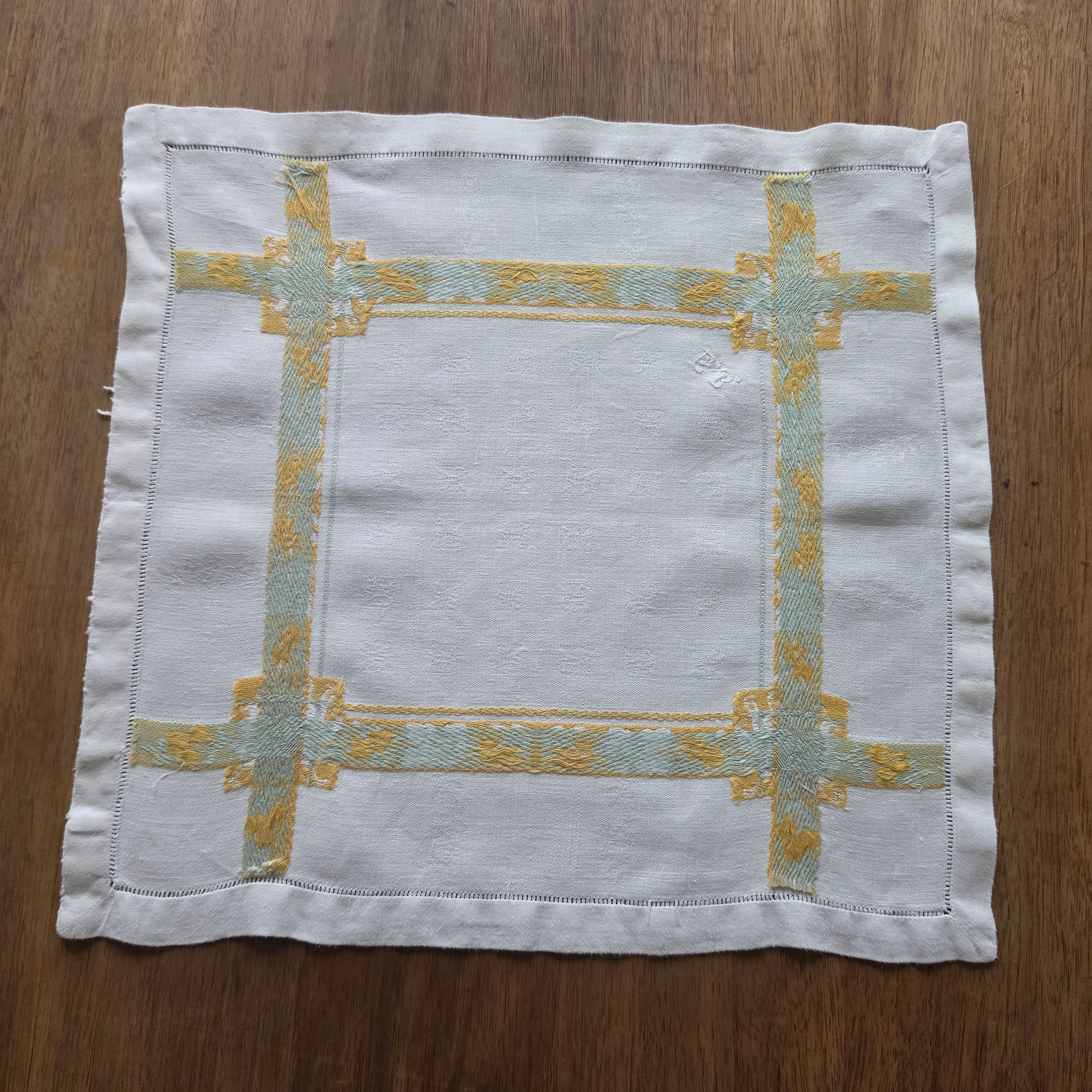 Elegante Vintage-Stoffserviette Zierdeckchen mit floraler Stickerei - Monogramm E.B.