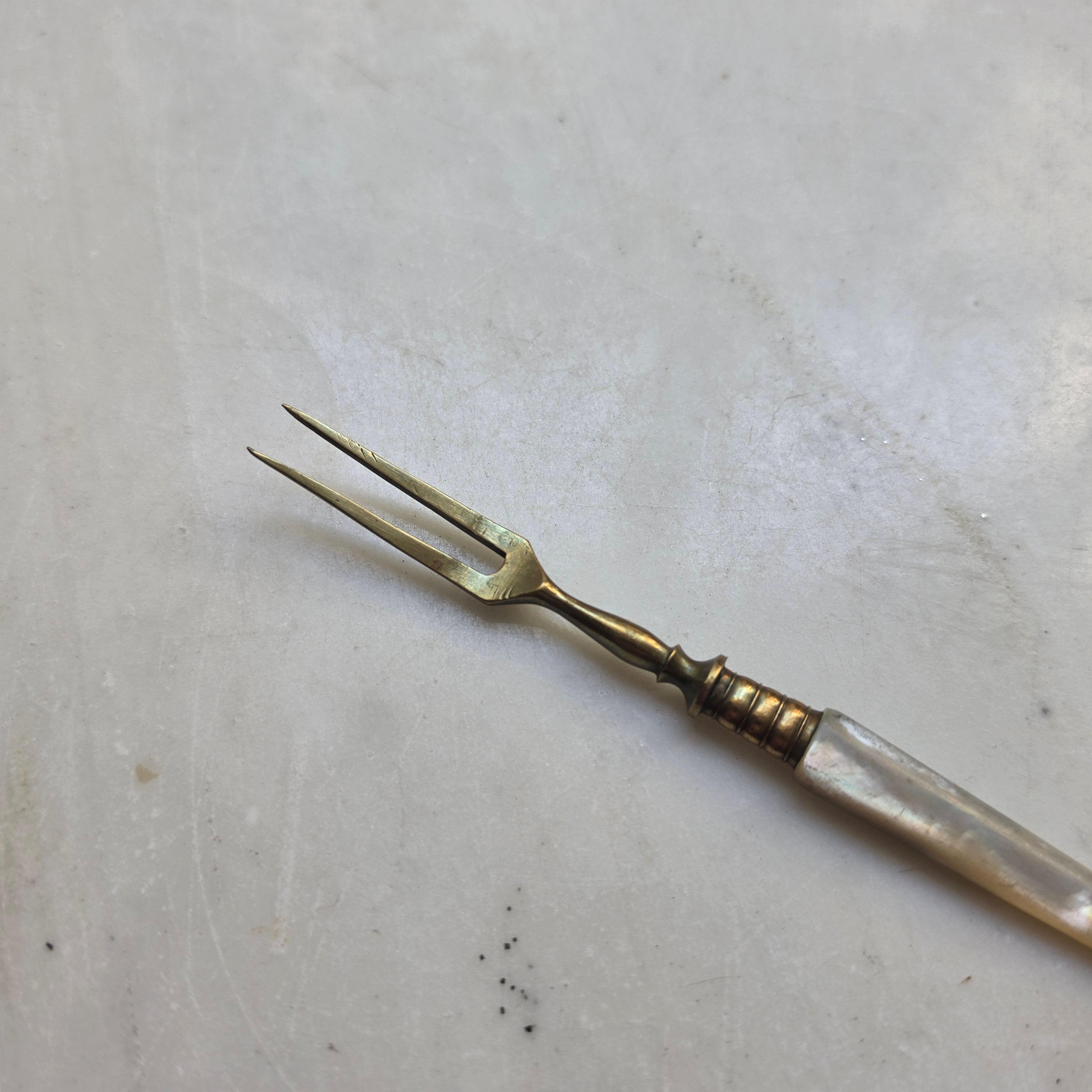 Antike Serviergabel mit echtem Perlmutt-Griff