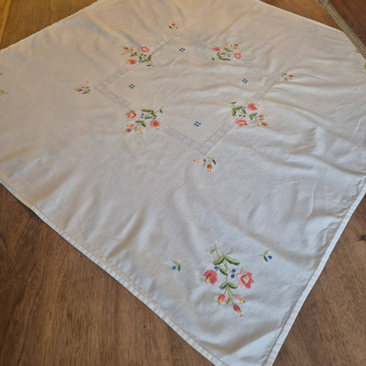 Vintage Tischdecke Baumwolle mit Blumenstickerei und durchbrochener Spitze 83x83cm