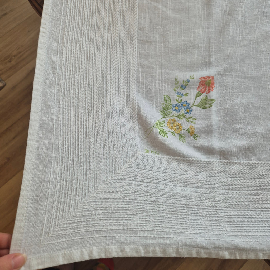 Vintage Baumwolle Tischdecke von 1982 weiß mit Blumendruck  126x126cm