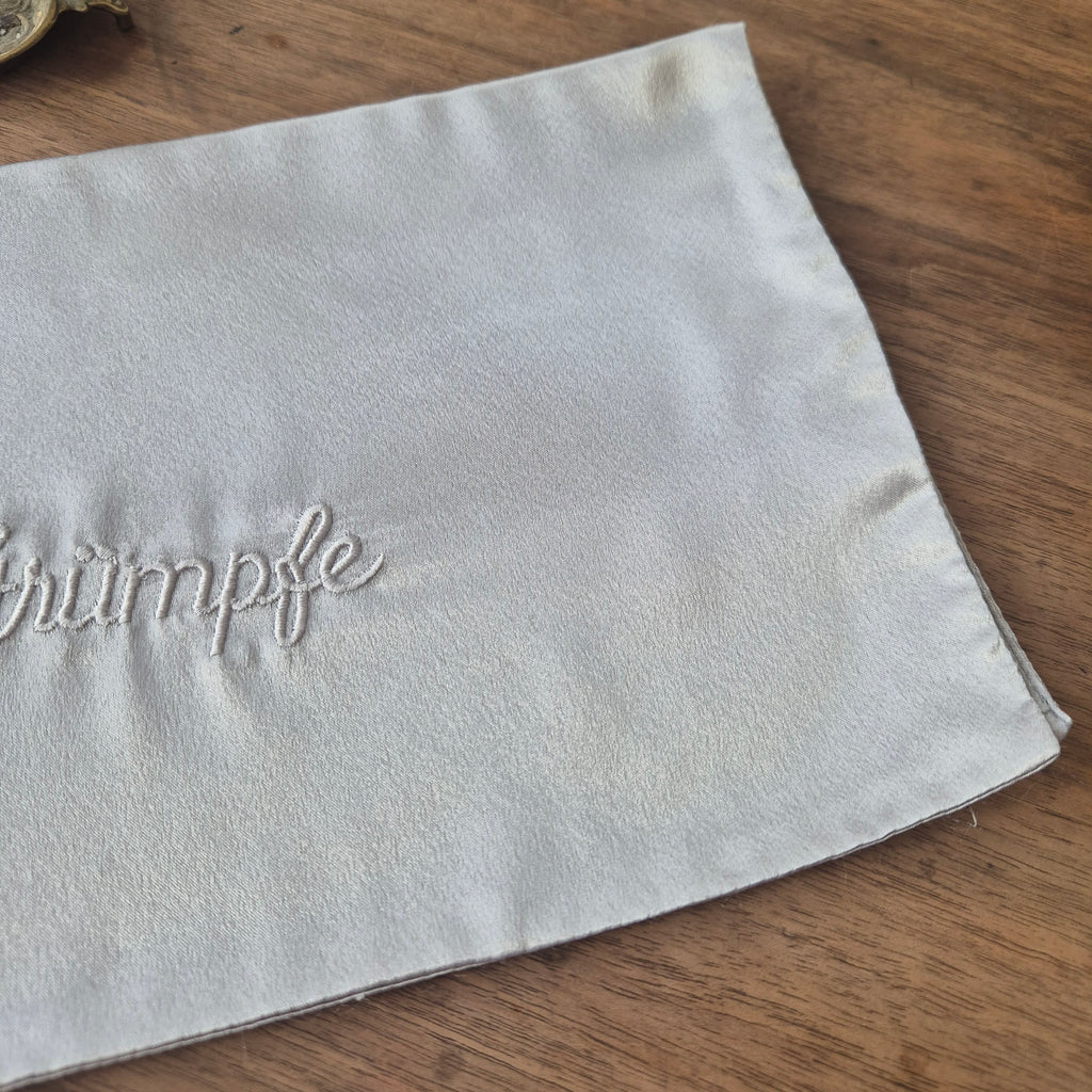 West Germany Stofftäschchen Satinoptik grau Aufbewahrung 20x35cm Tasche bestickt mit Aufschrift "Strümpfe"🤍