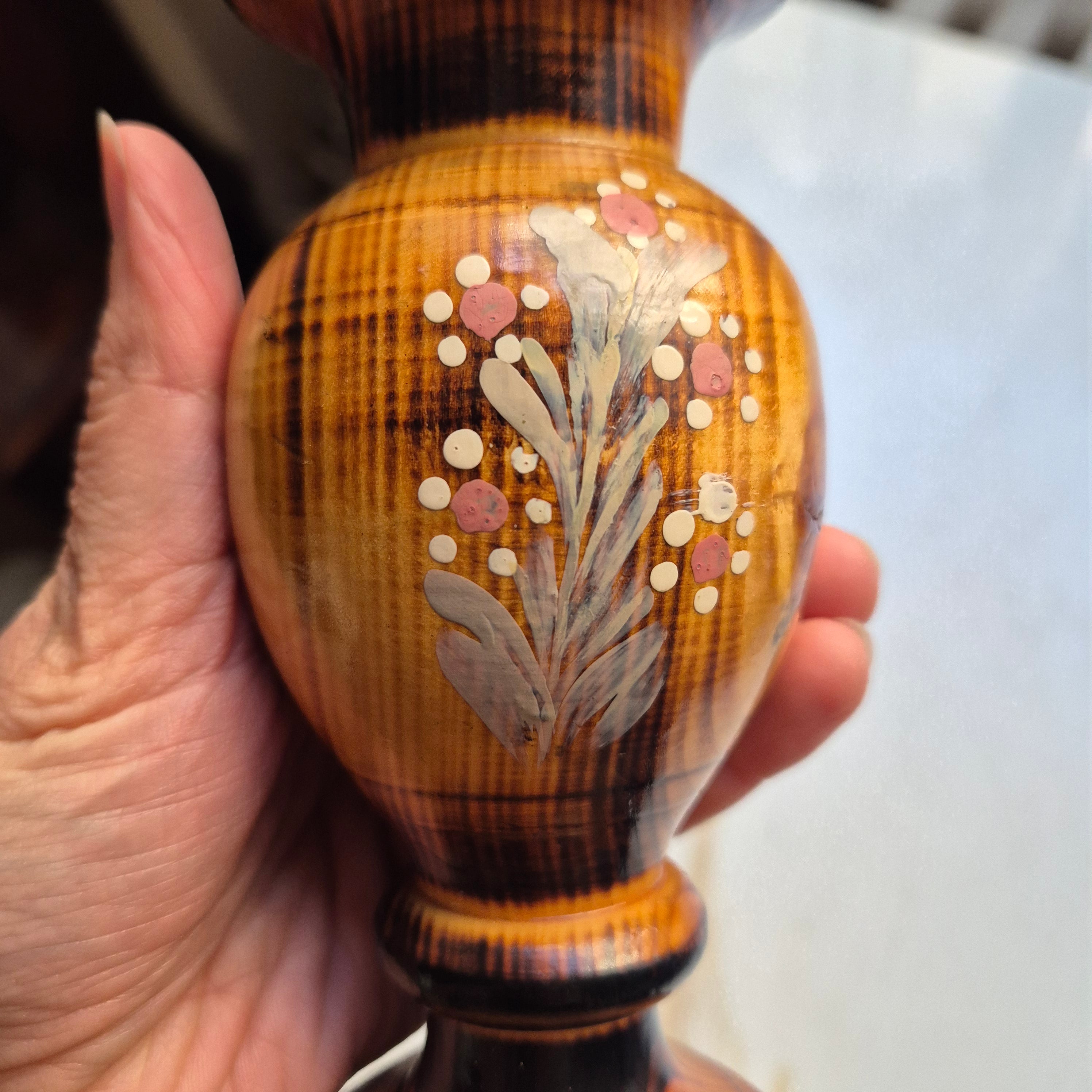 Handbemalter Kerzenständer aus Holz im rustikalen Design