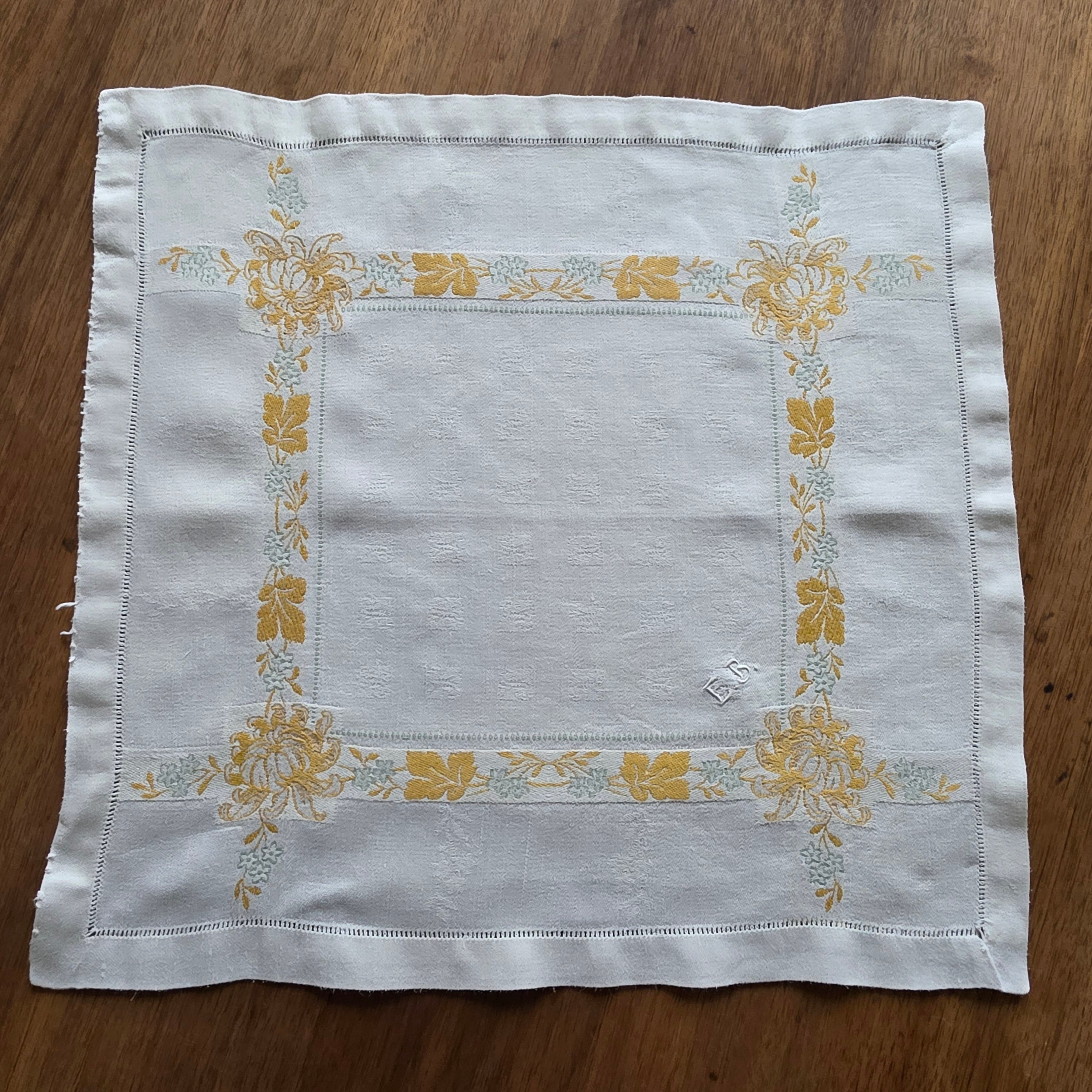 Elegante Vintage-Stoffserviette Zierdeckchen mit floraler Stickerei - Monogramm E.B.