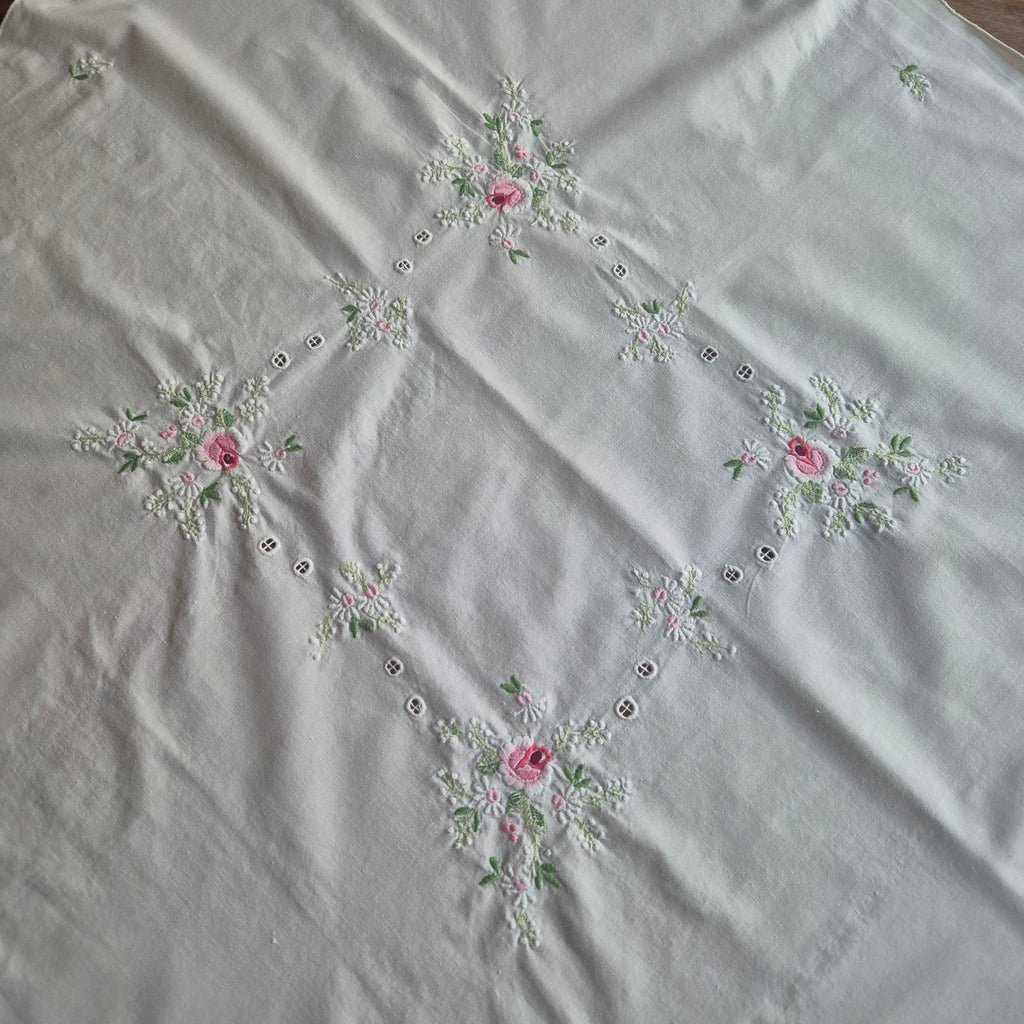 Vintage Tischdecke Baumwolle mit Blumenstickerei 84x88cm