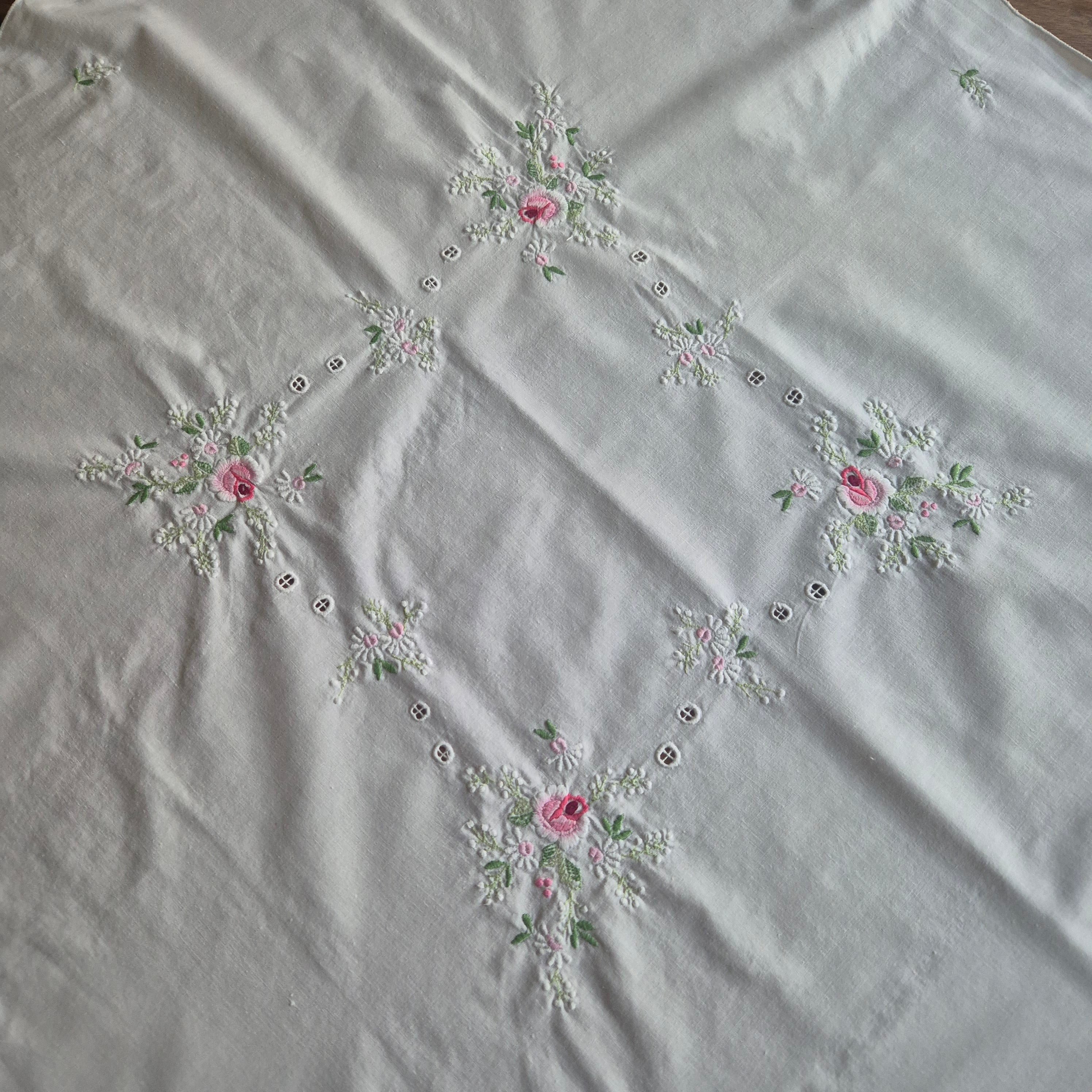 Vintage Tischdecke Baumwolle mit Blumenstickerei 84x88cm