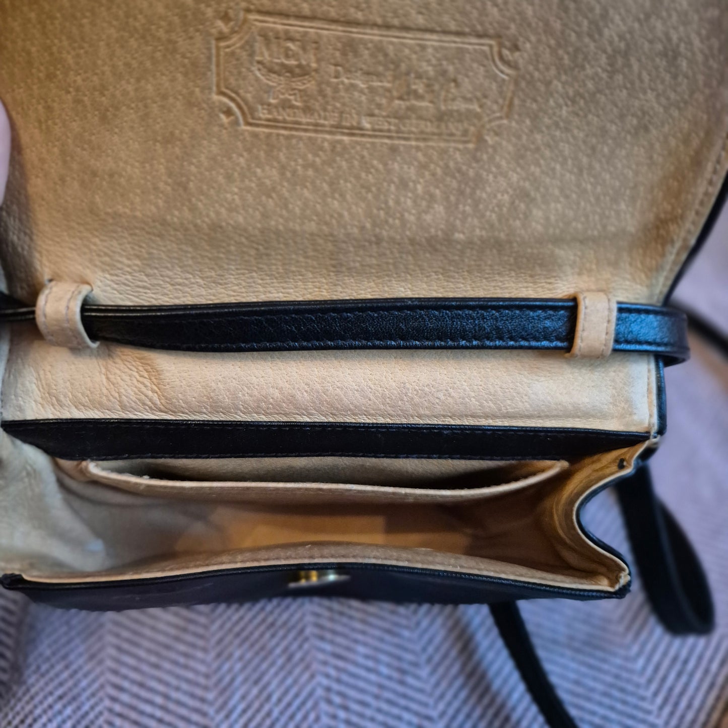 Vintage 90er Jahre MCM Umhängetasche mit Schleife – Klassisches Visetos-Design in Schwarz