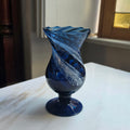Mundgeblasene Kunstglas-Vase in Cobaltblau – Elegantes Wirbel-Design