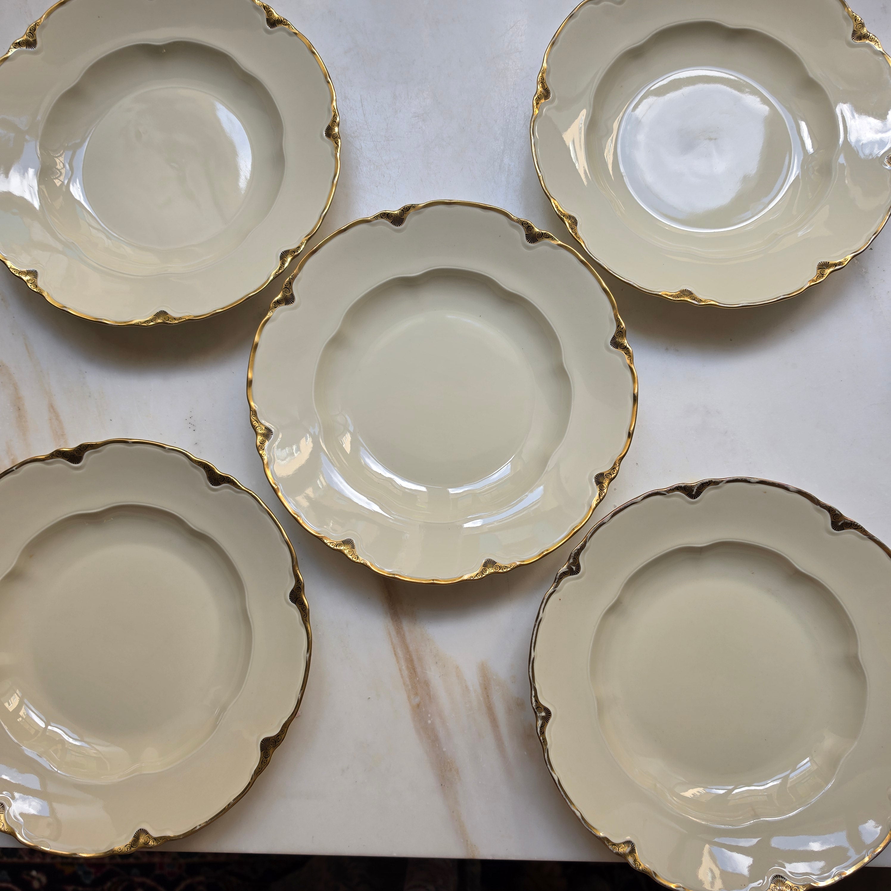 Antike Schönwald Porzellan-Essteller mit Goldrand & Muschelrelief (5er-Set) – Elfenbein/Creme