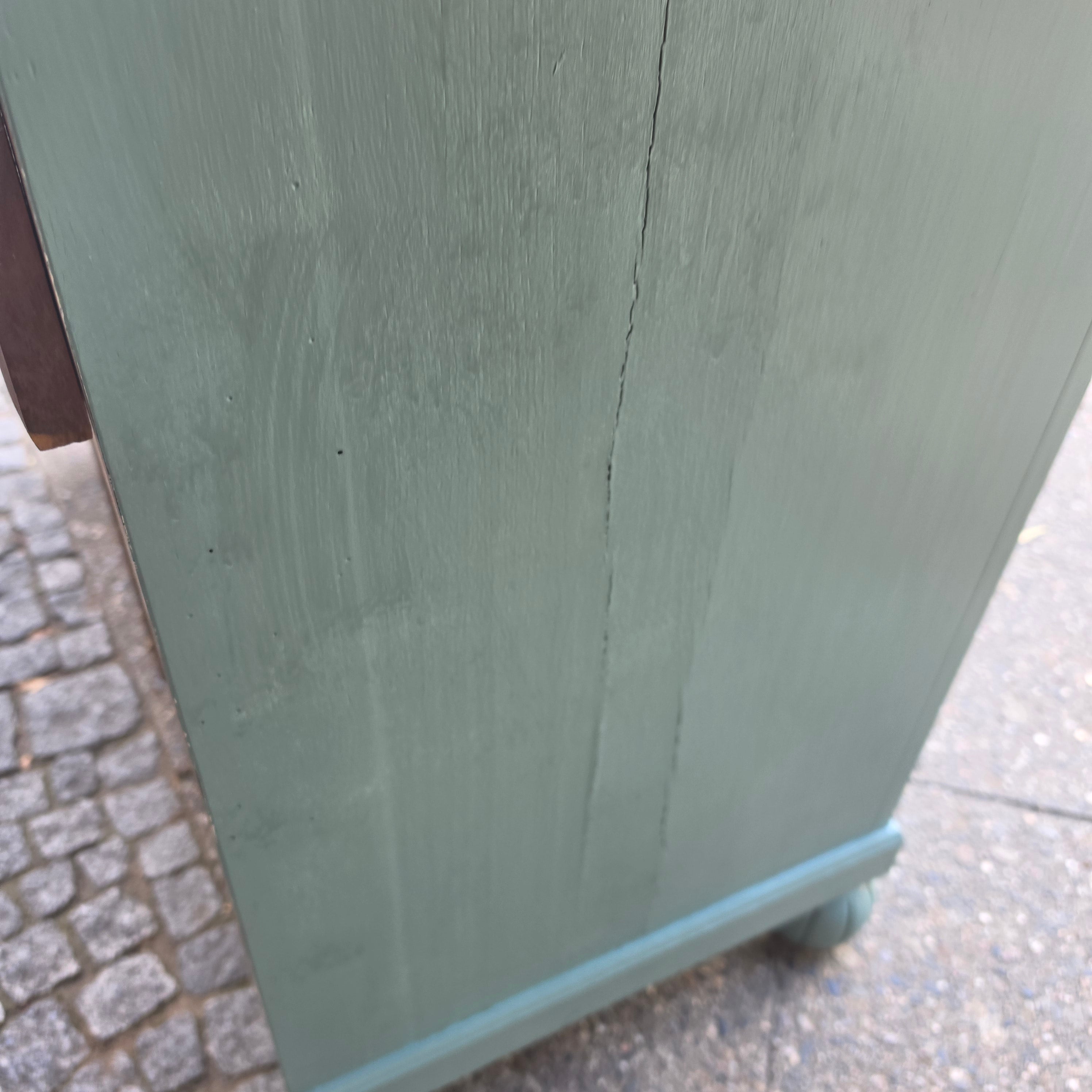 Antike Kommode mit Aufsatz im Shabby-Chic-Look – Salbeigrün mit Messingbeschlägen