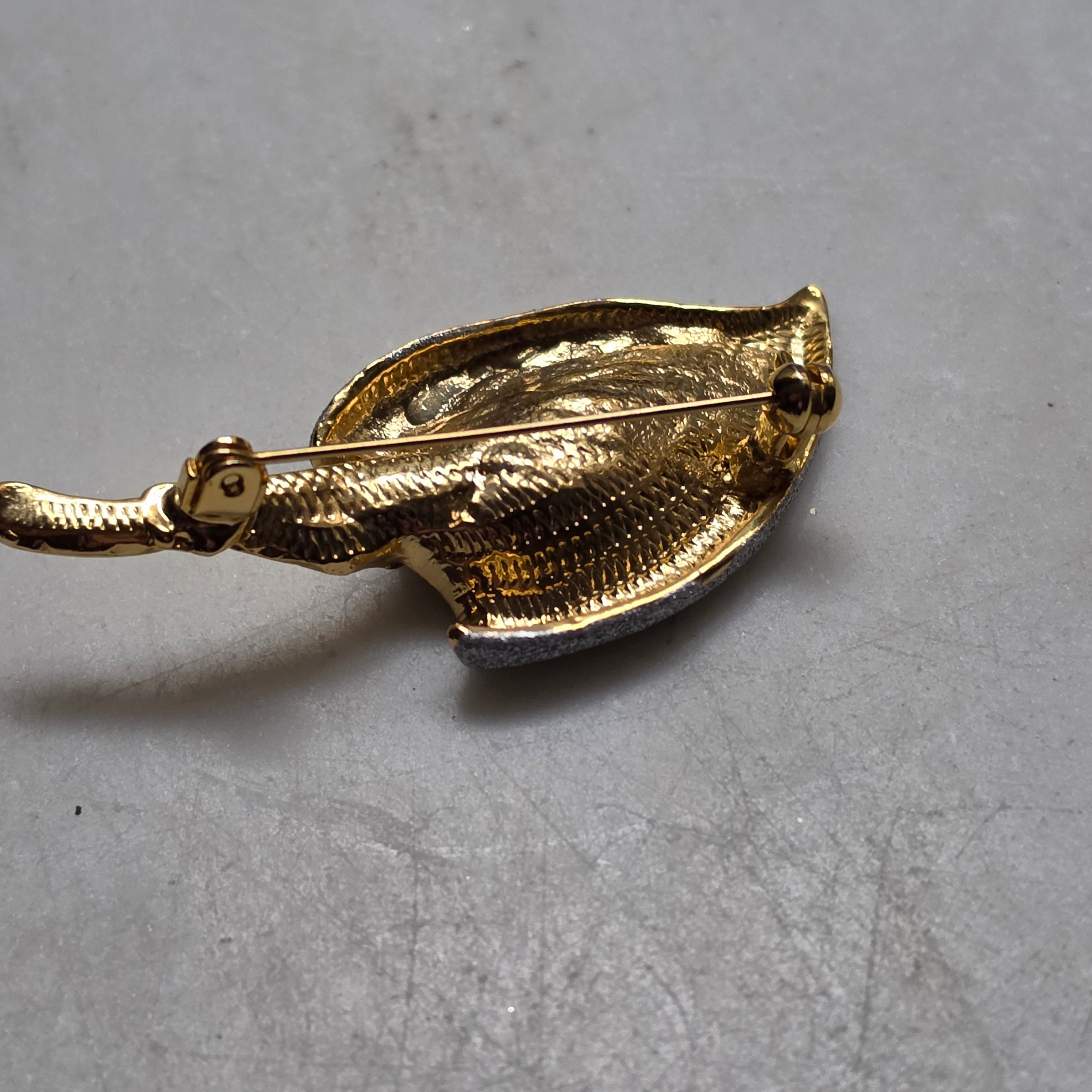 Elegante Zweifarbige Calla-Lilien-Inspirierte Brosche – Gold & Glitzer-Silber