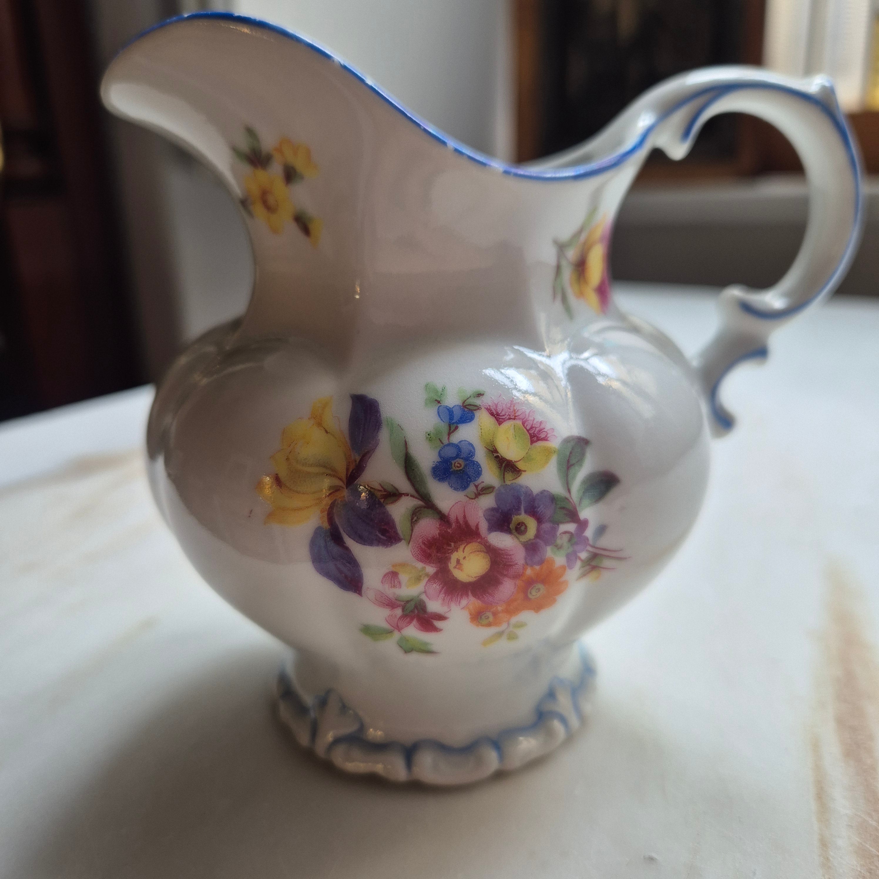 Antikes Porzellan Milchkännchen "Gebrüder Schoenau" handbemalt Blumendekor
