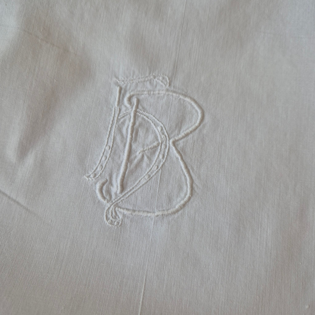 Antiker Kopfkissenbezug mit zarter Stickerei 73x72cm Baumwolle Monogramm H.B (beschädigt)
