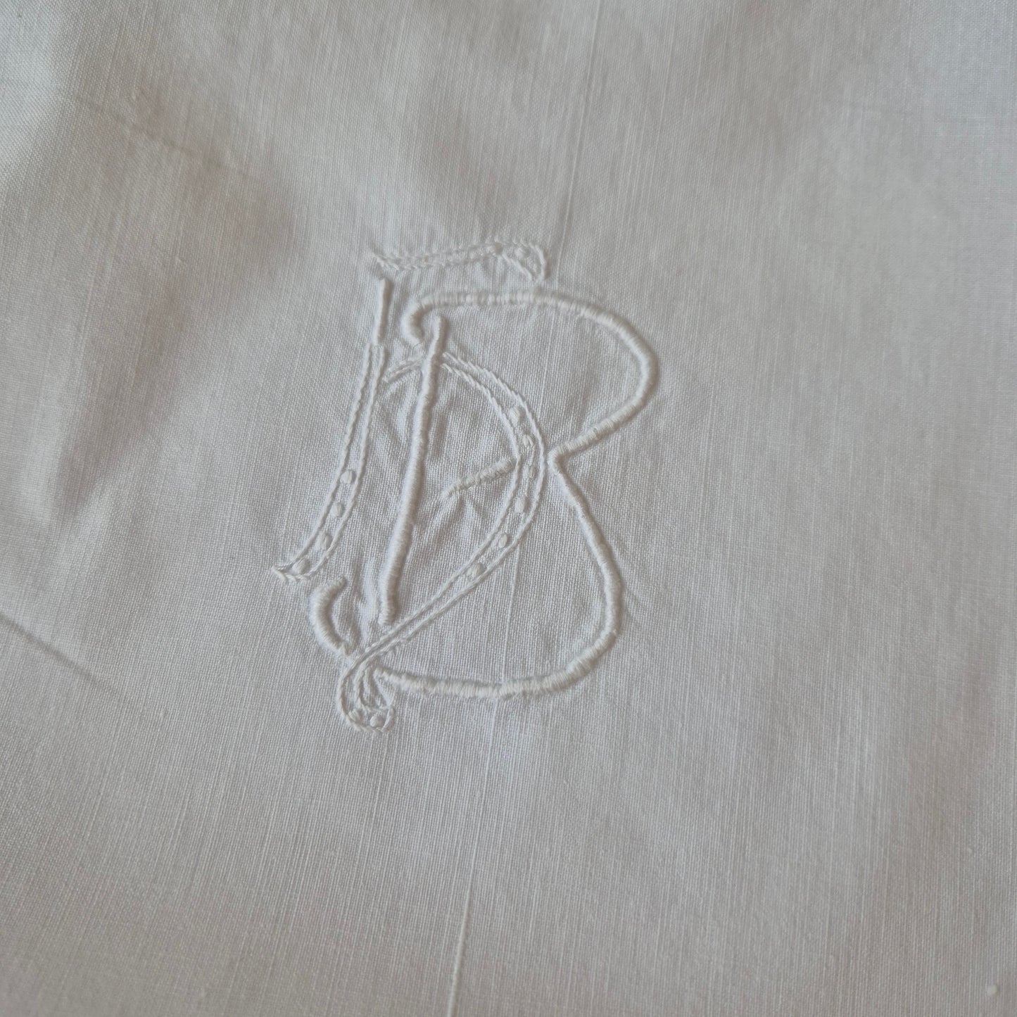 Antiker Kopfkissenbezug mit zarter Stickerei 73x72cm Baumwolle Monogramm H.B (beschädigt)