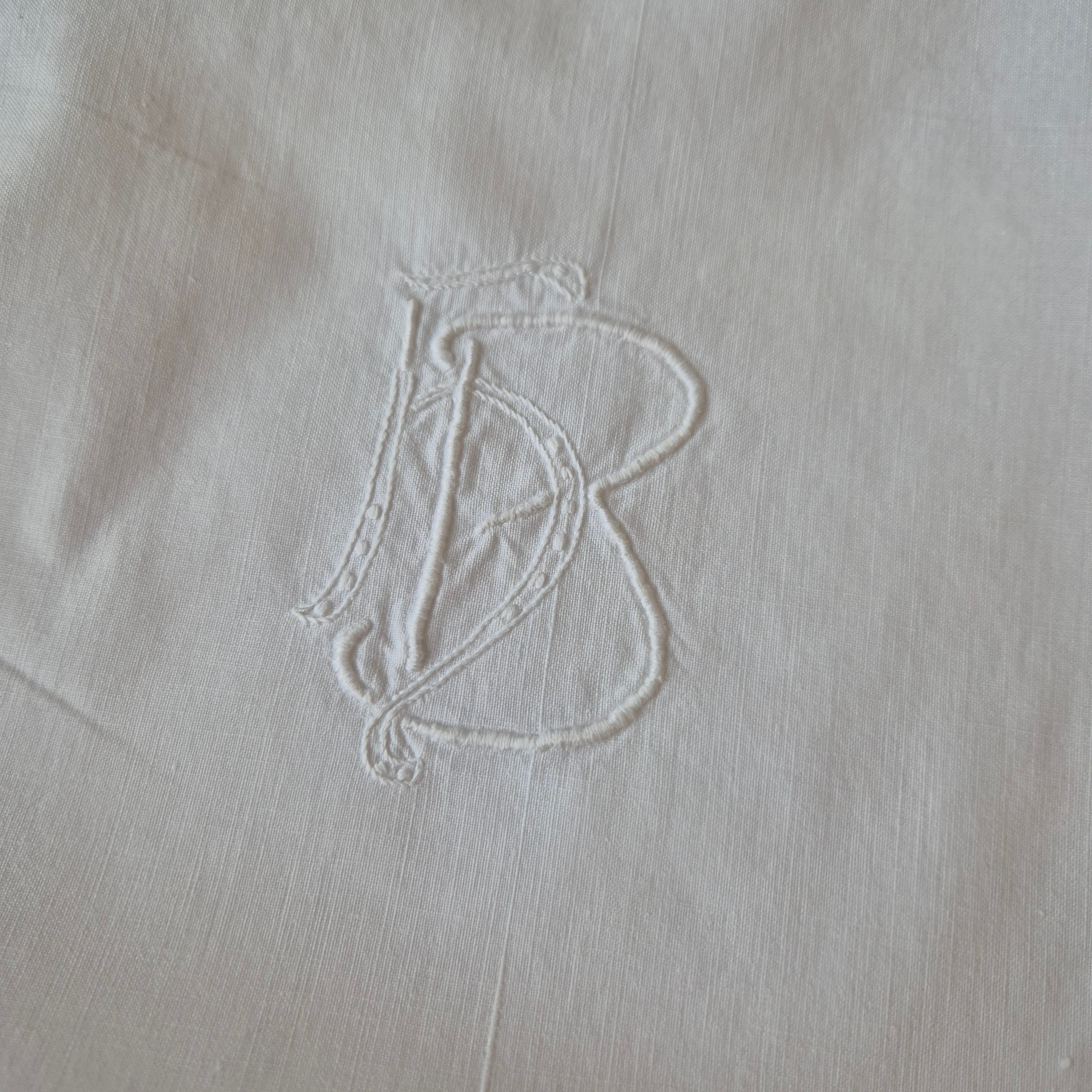 Antiker Kopfkissenbezug mit zarter Stickerei 73x72cm Baumwolle Monogramm H.B (beschädigt)