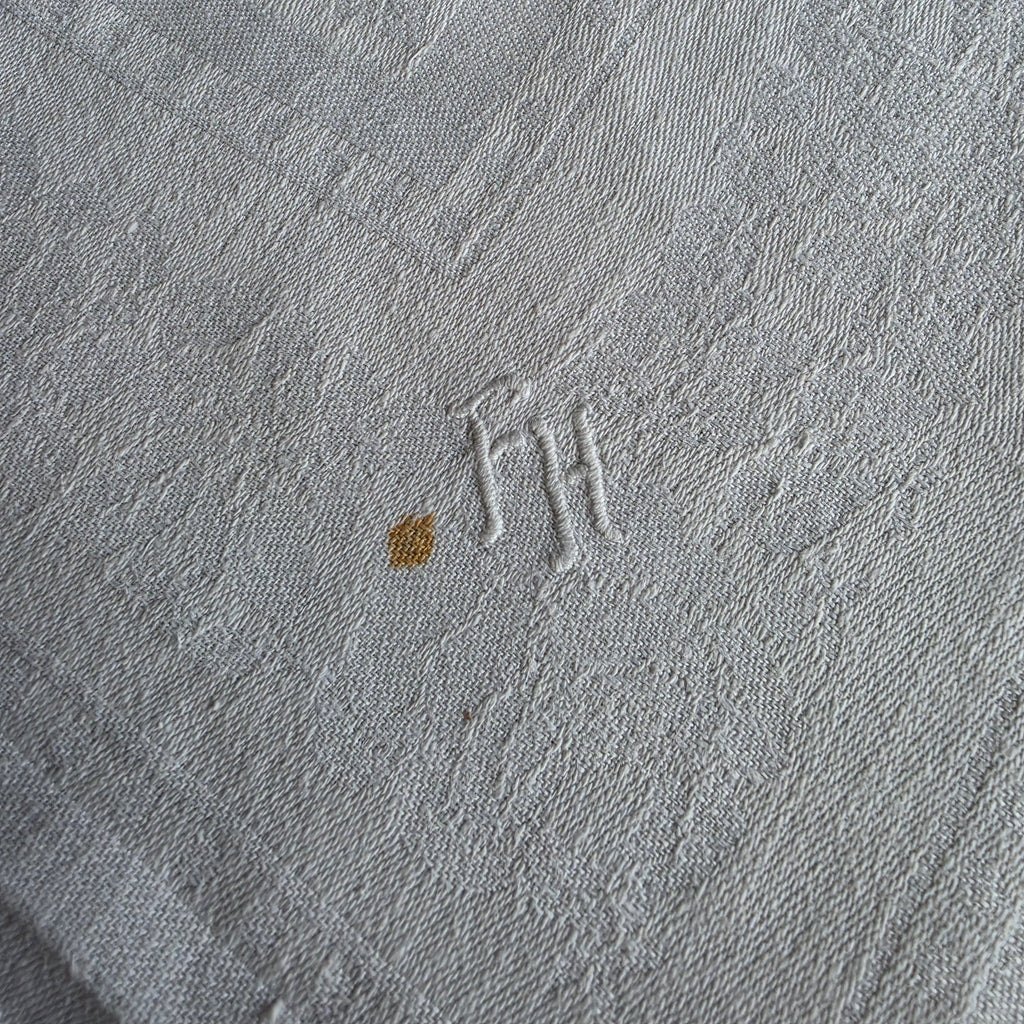 Antike Damast-Serviette mit handgesticktem Monogramm „F.H.“ – Nostalgischer Charme für deine Tafel 55x51cm