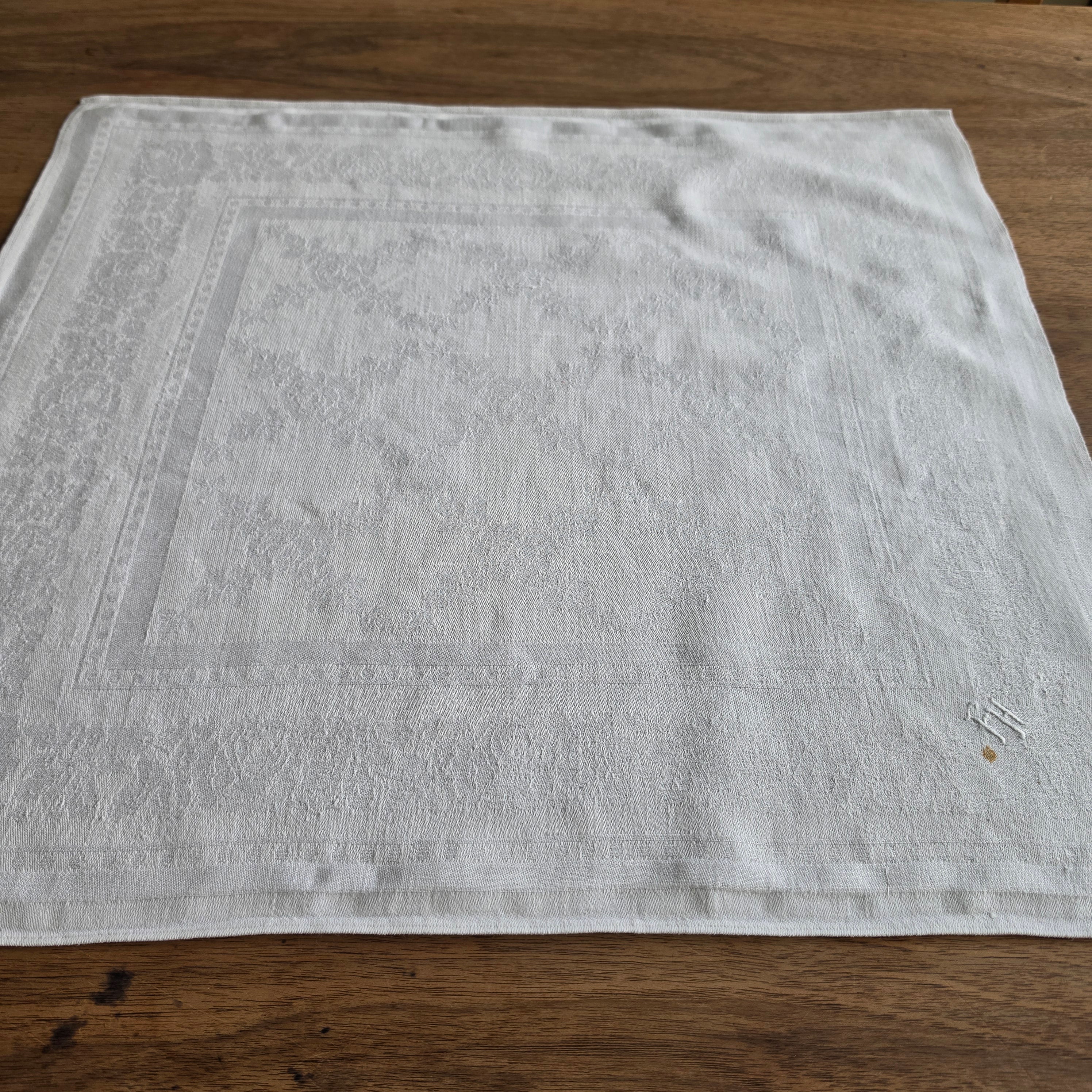Antike Damast-Serviette mit handgesticktem Monogramm „F.H.“ – Nostalgischer Charme für deine Tafel 55x51cm